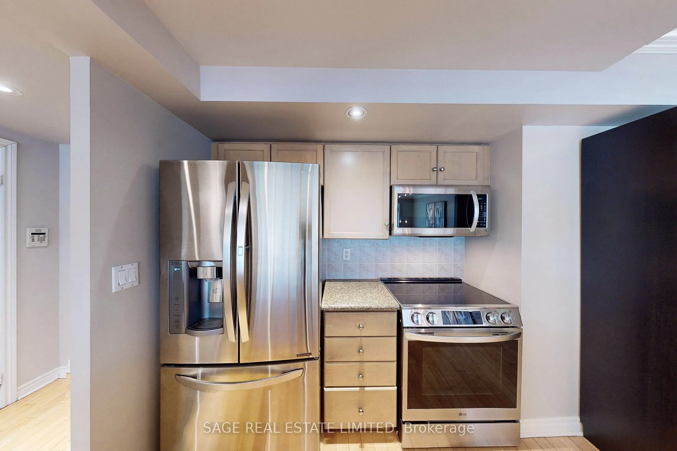 270 Wellington Street W, #1114