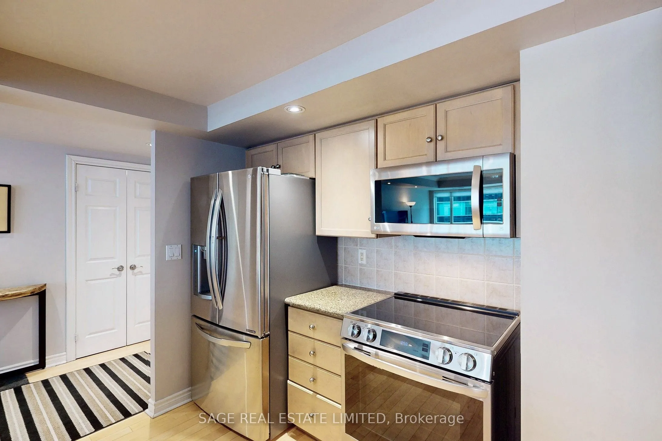 270 Wellington Street W, #1114
