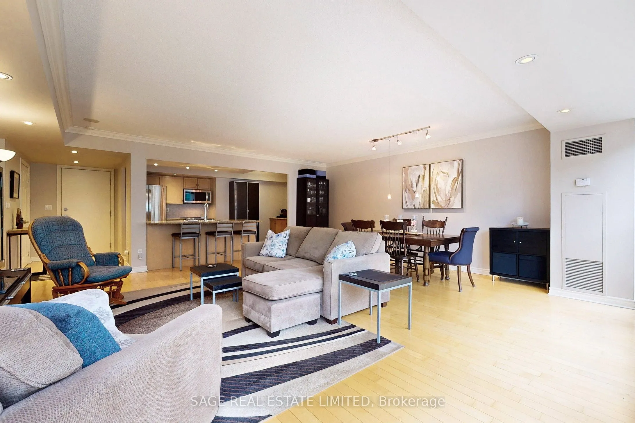 270 Wellington Street W, #1114