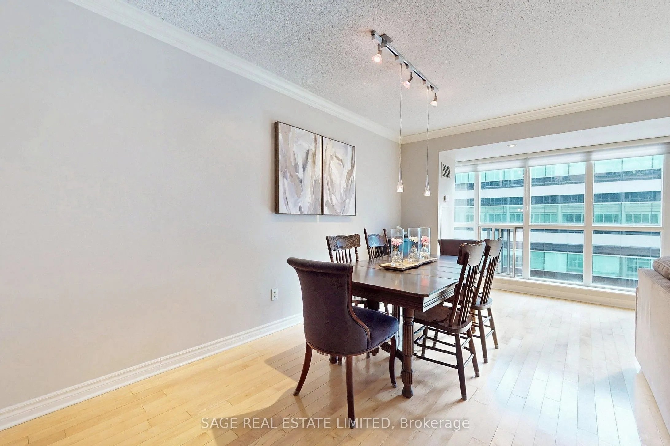 270 Wellington Street W, #1114