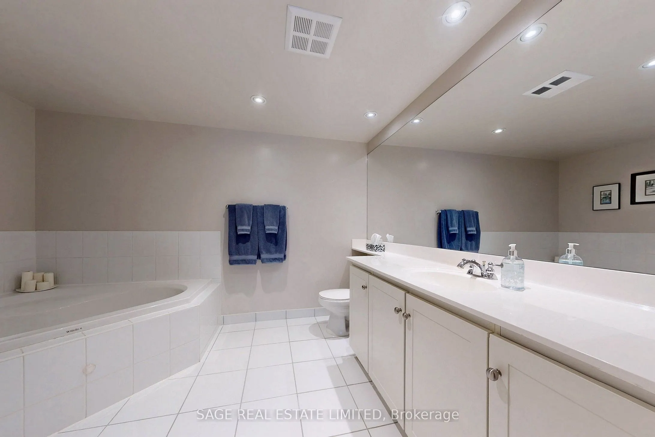270 Wellington Street W, #1114