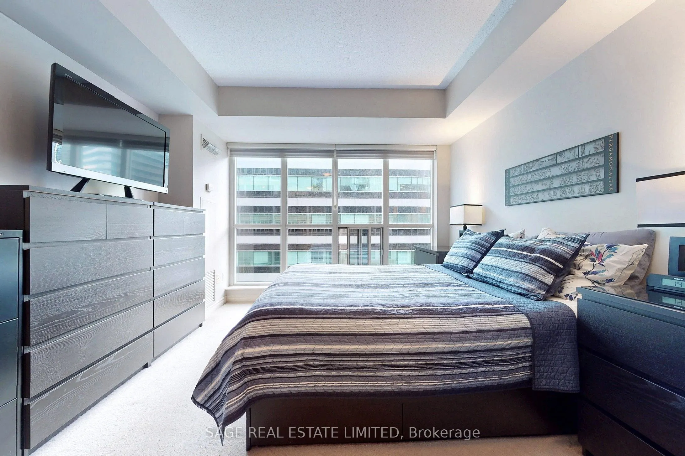 270 Wellington Street W, #1114