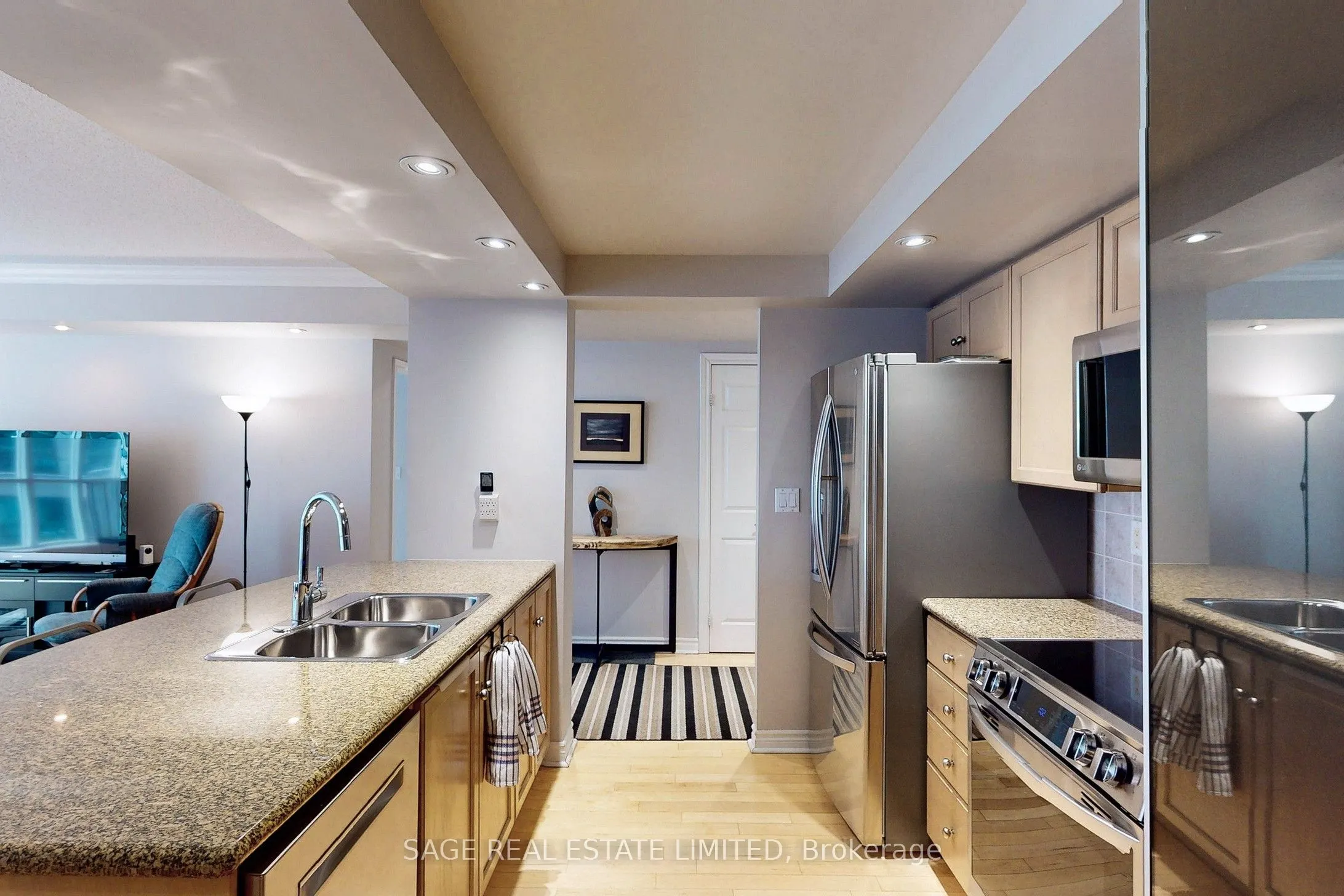 270 Wellington Street W, #1114