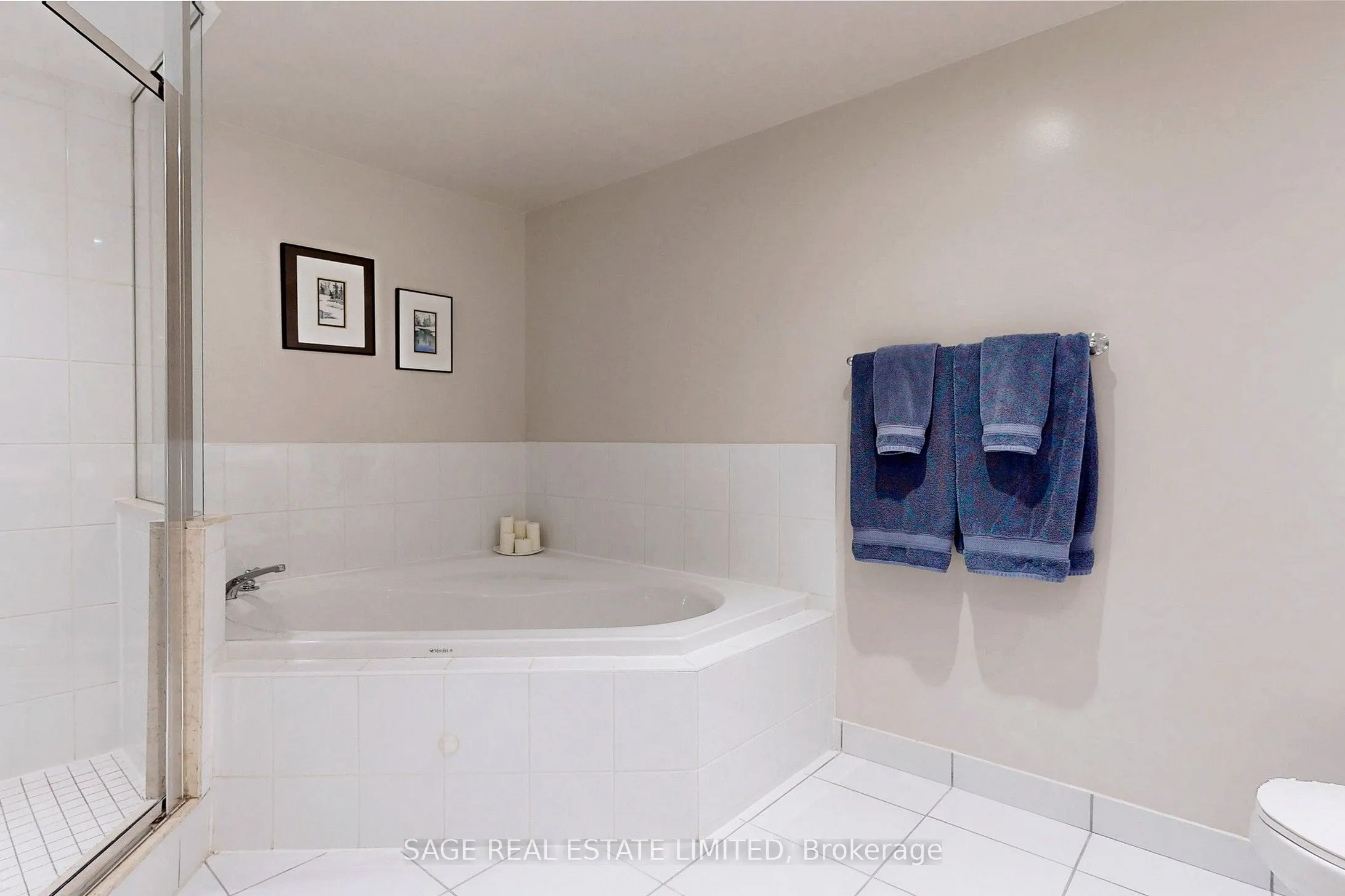270 Wellington Street W, #1114
