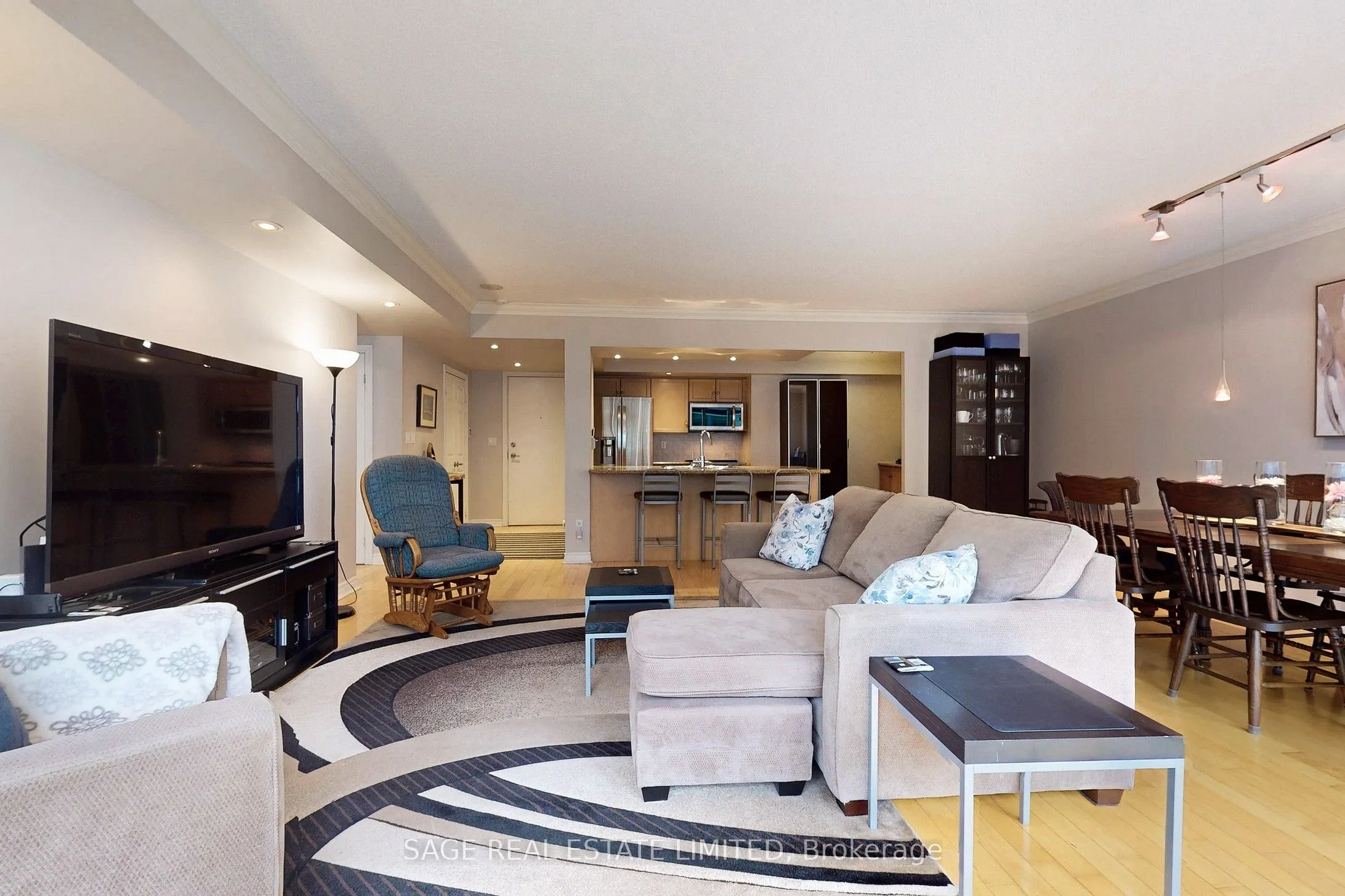 270 Wellington Street W, #1114