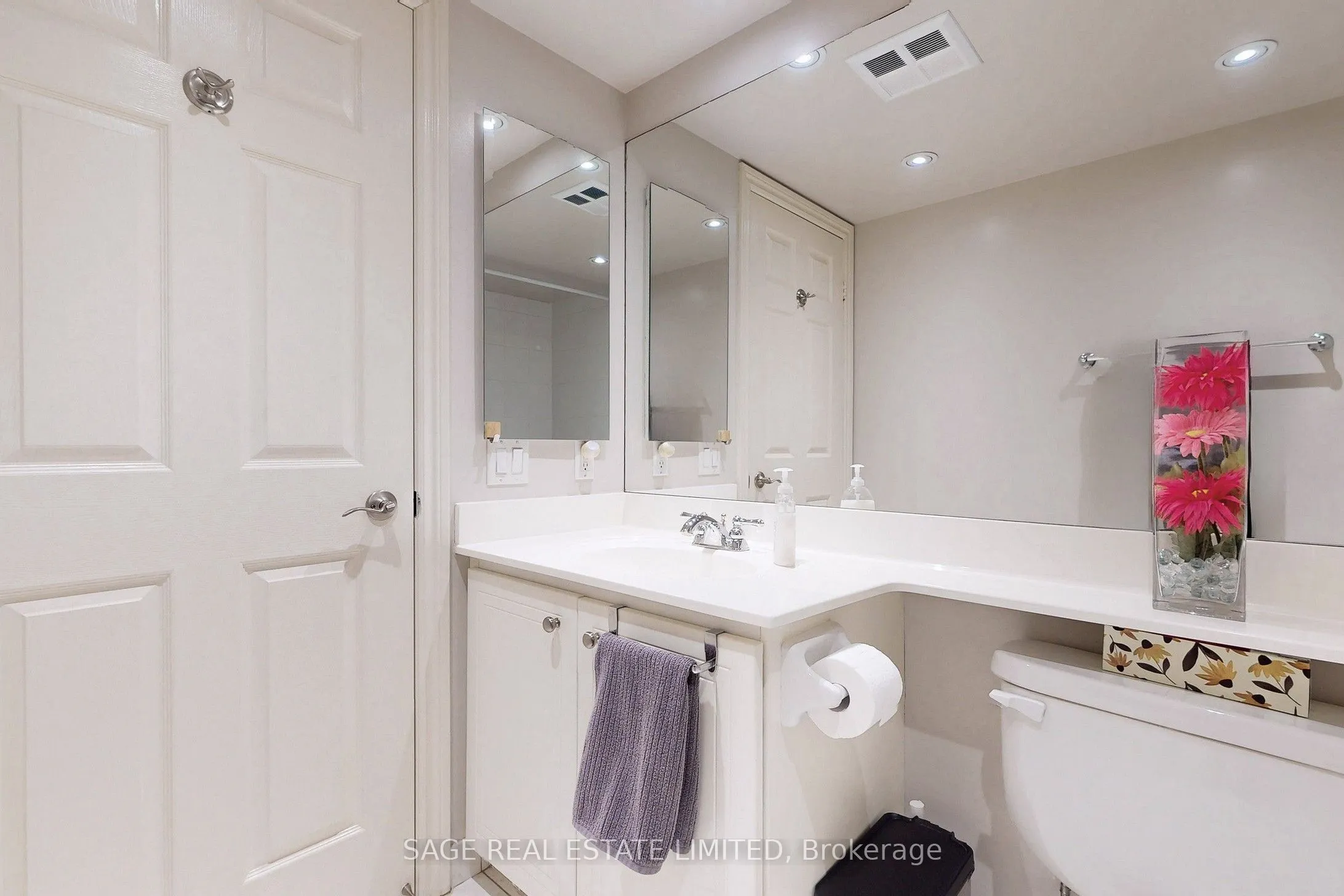 270 Wellington Street W, #1114
