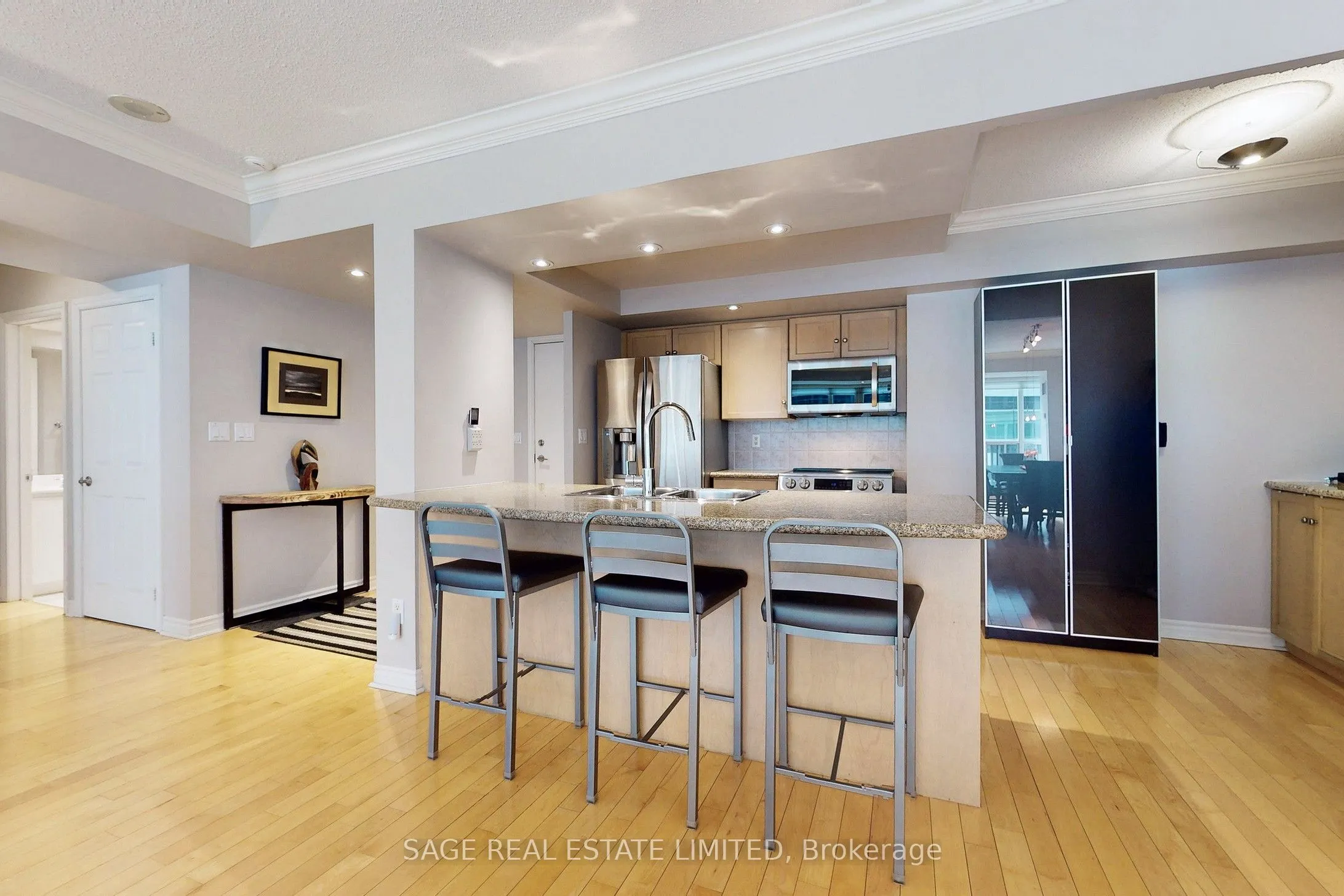 270 Wellington Street W, #1114