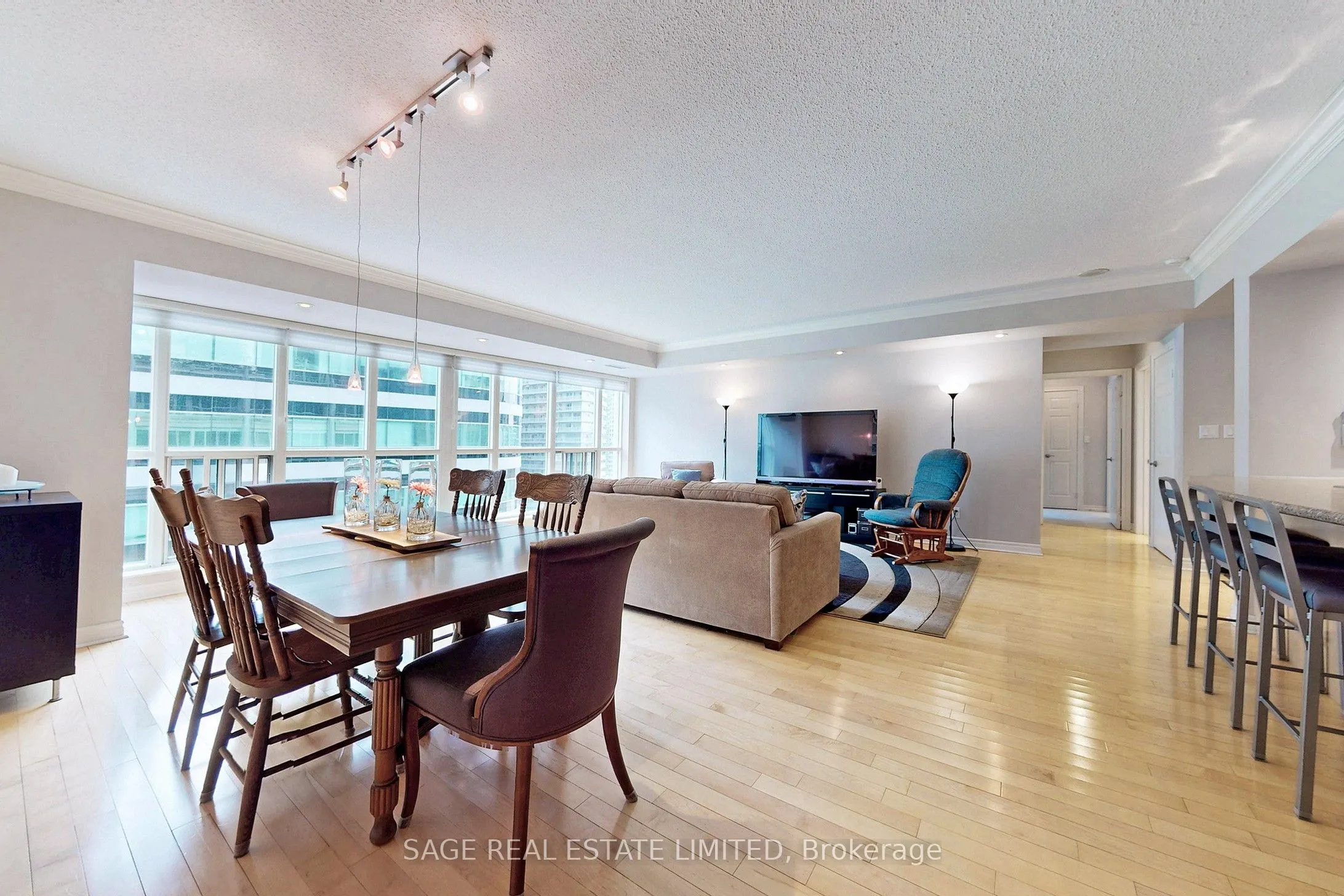 270 Wellington Street W, #1114