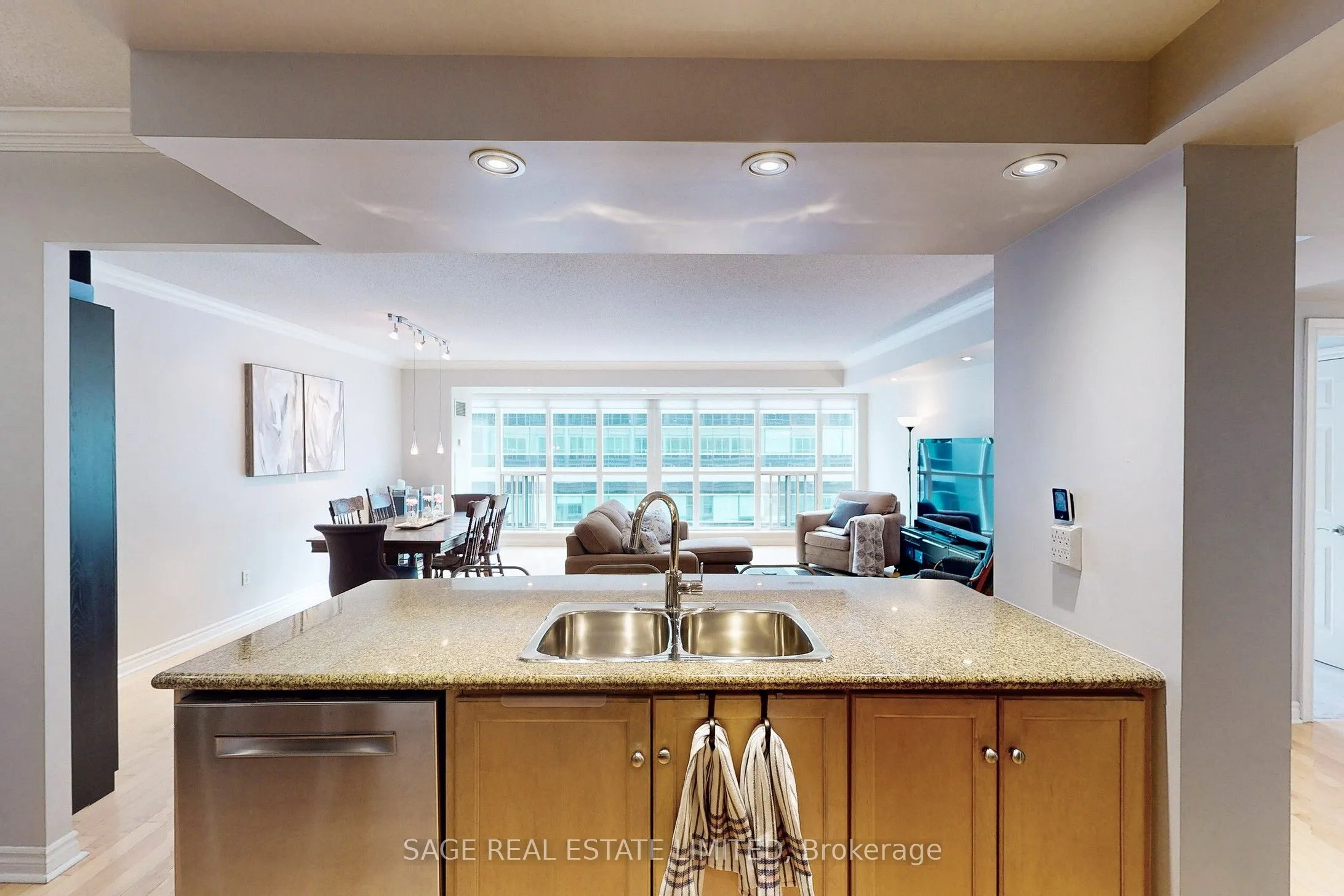 270 Wellington Street W, #1114
