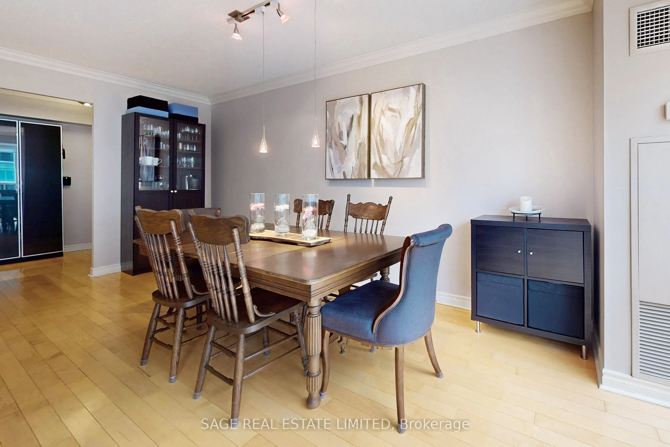270 Wellington Street W, #1114
