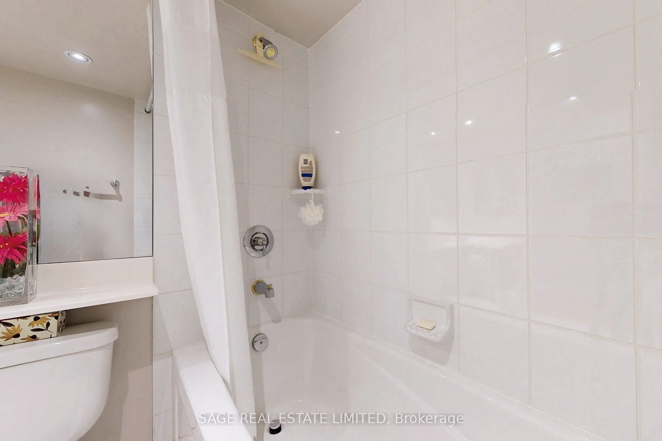 270 Wellington Street W, #1114