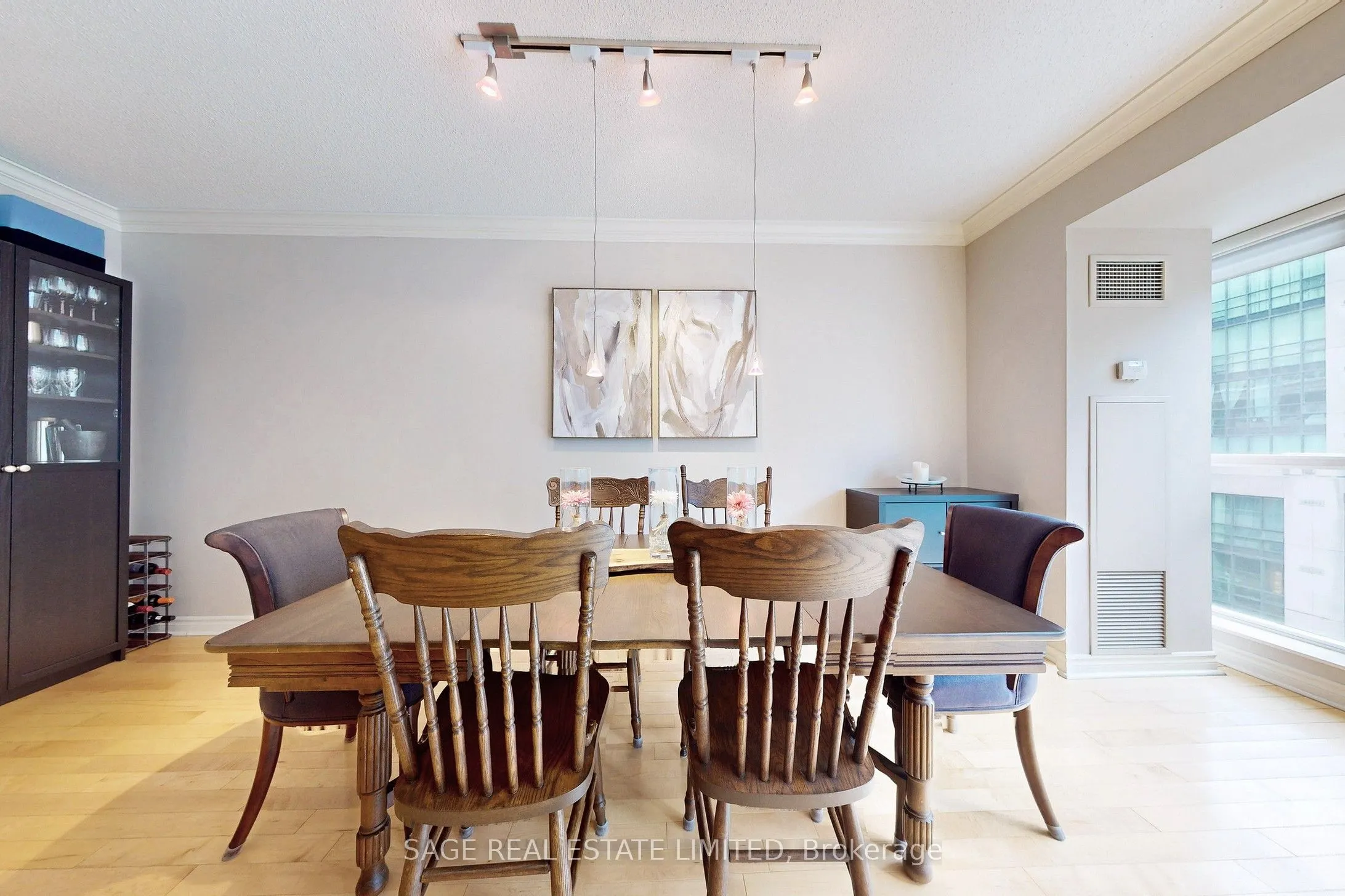 270 Wellington Street W, #1114