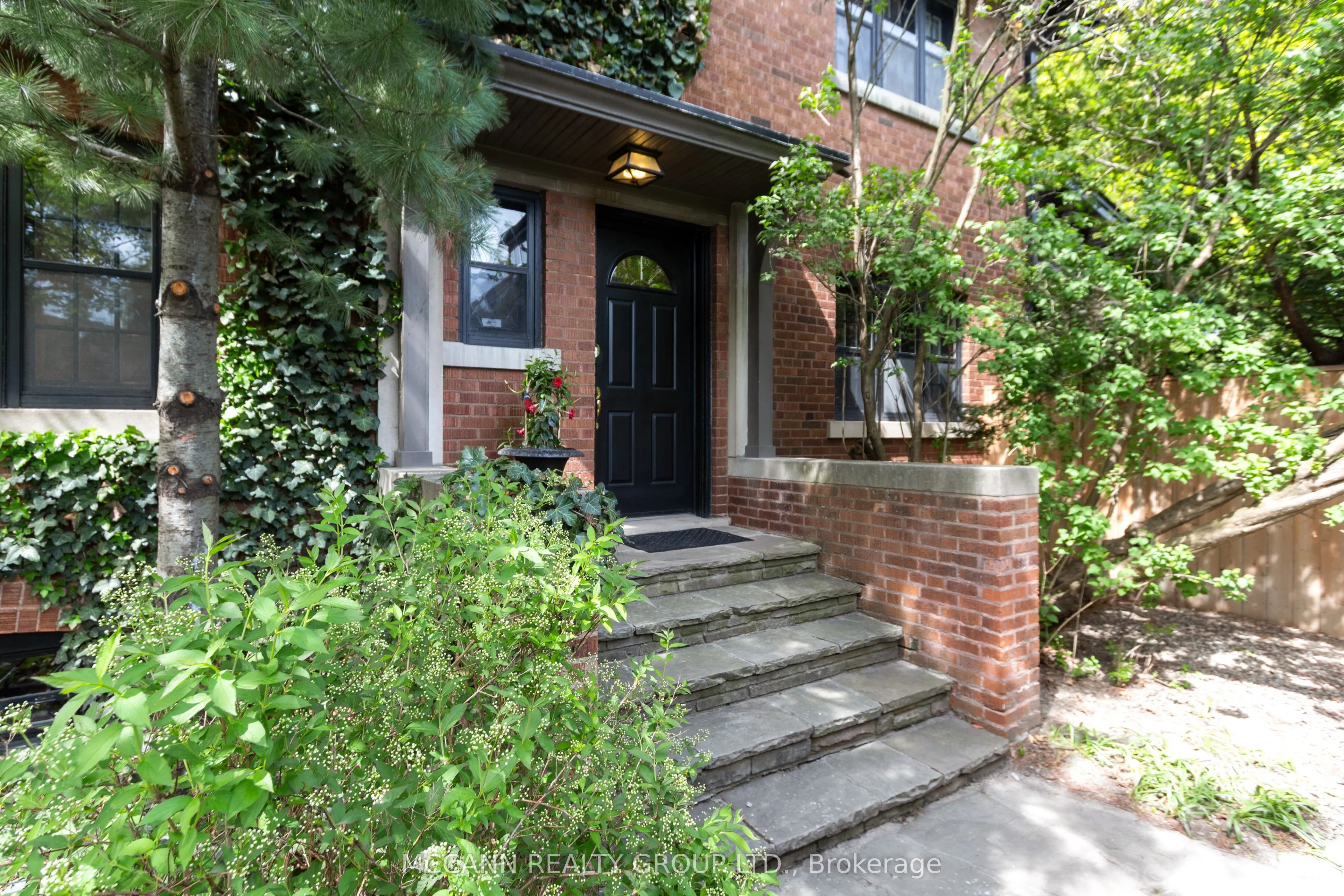 1373 Avenue Road