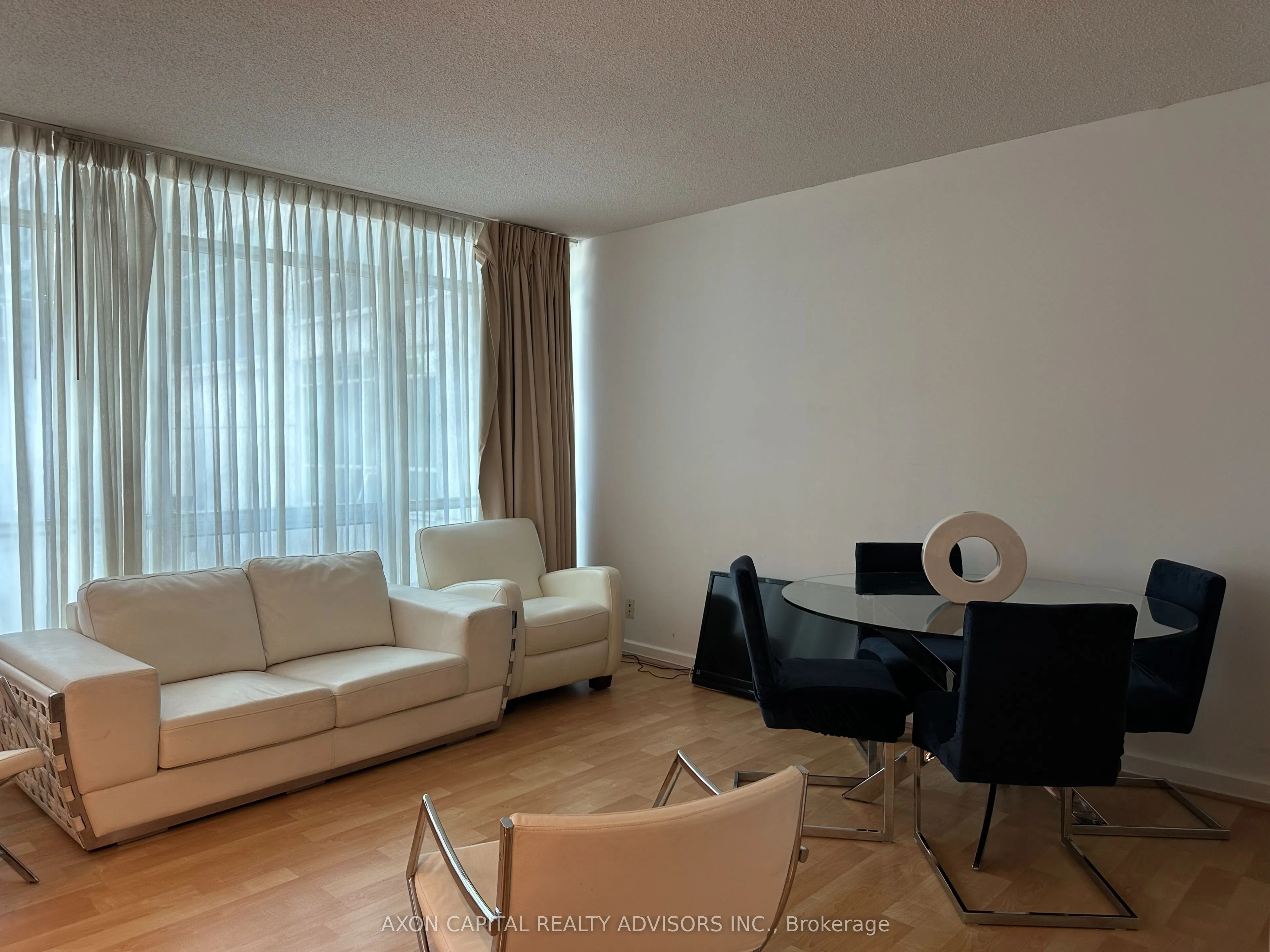 350 Wellington Street W, #M32