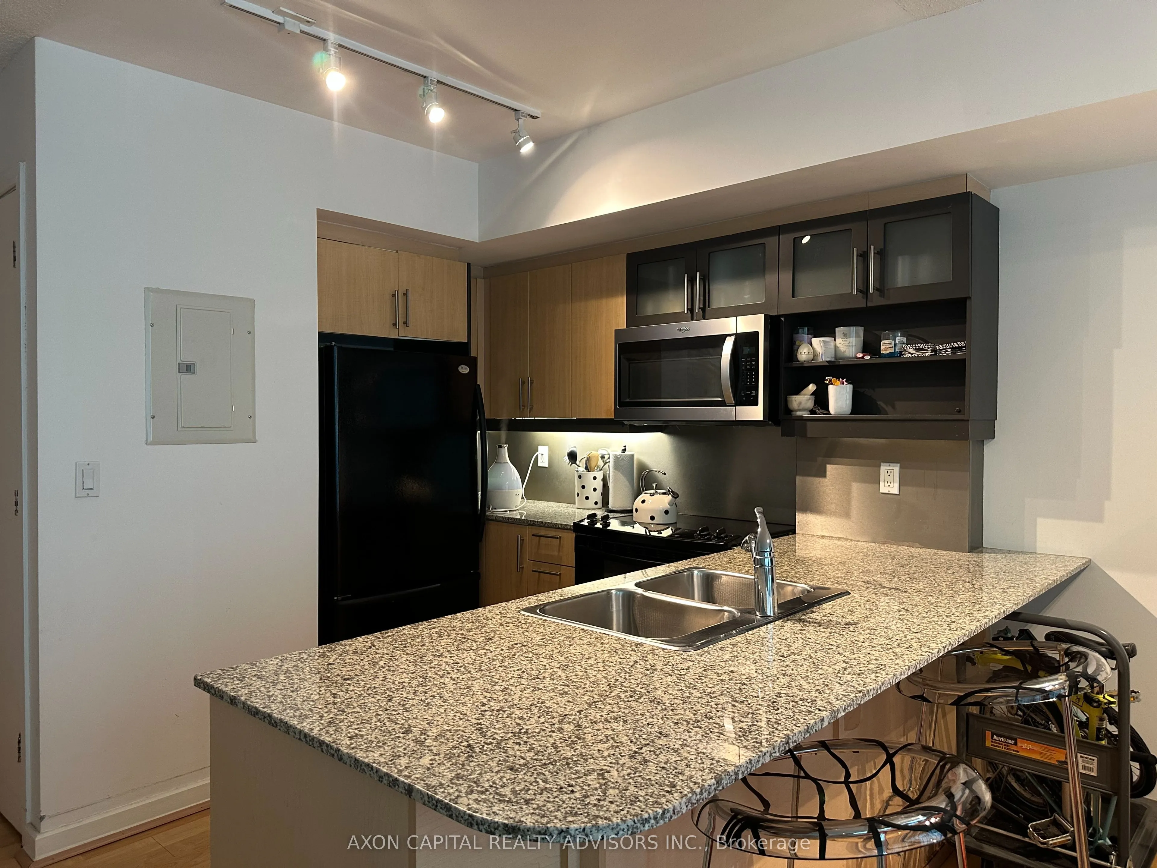 350 Wellington Street W, #M32