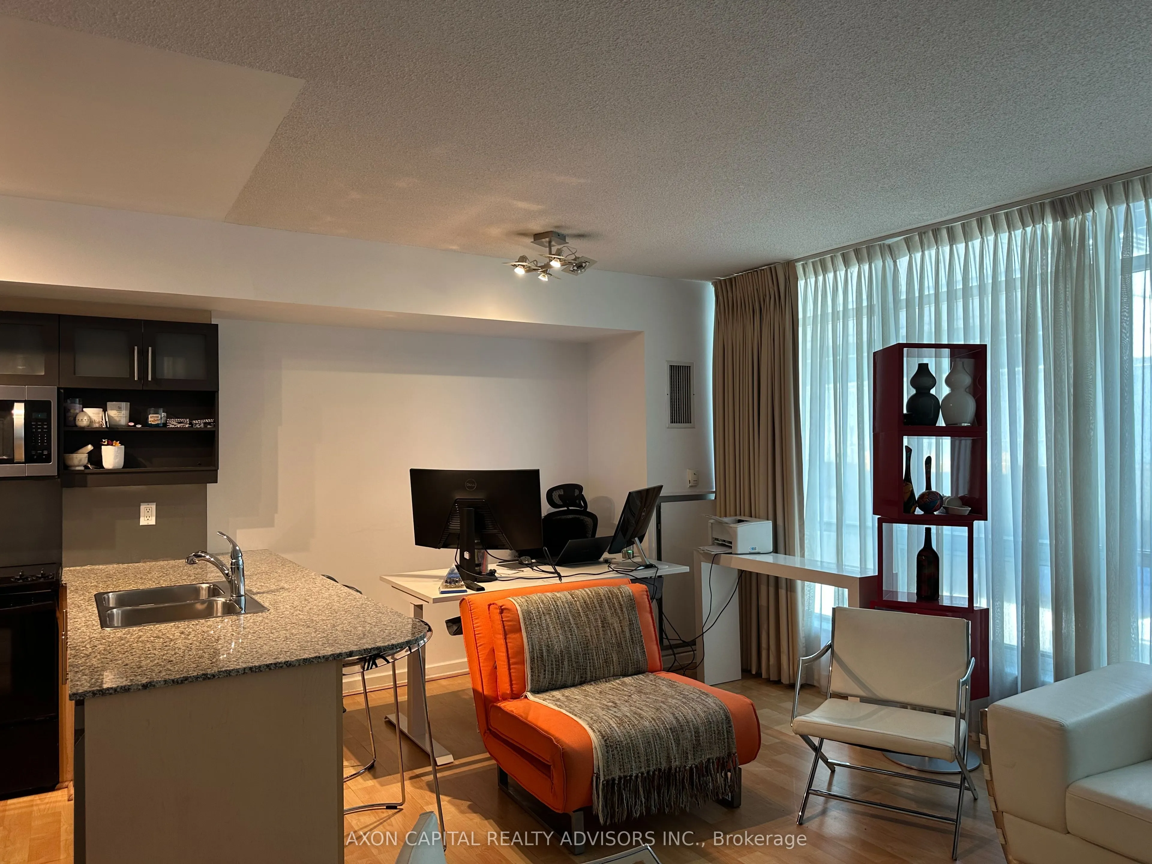 350 Wellington Street W, #M32