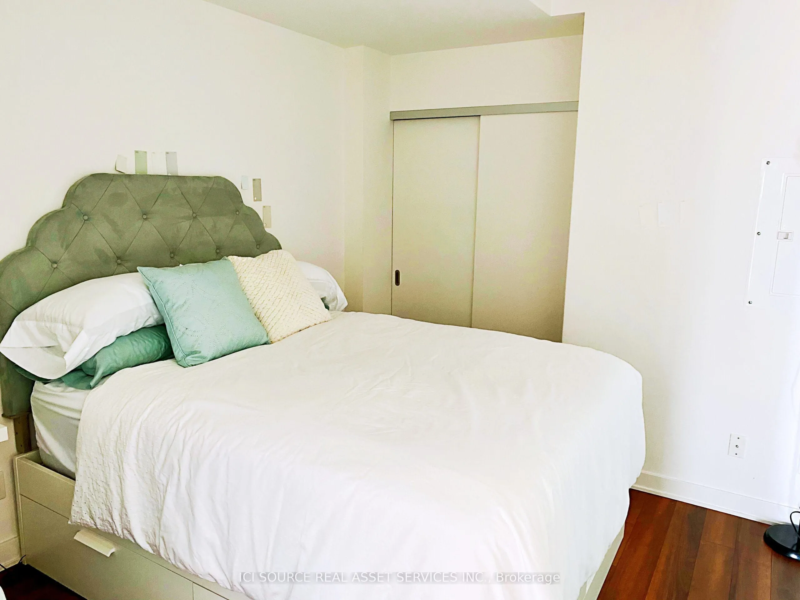 210 Simcoe Street, #2204