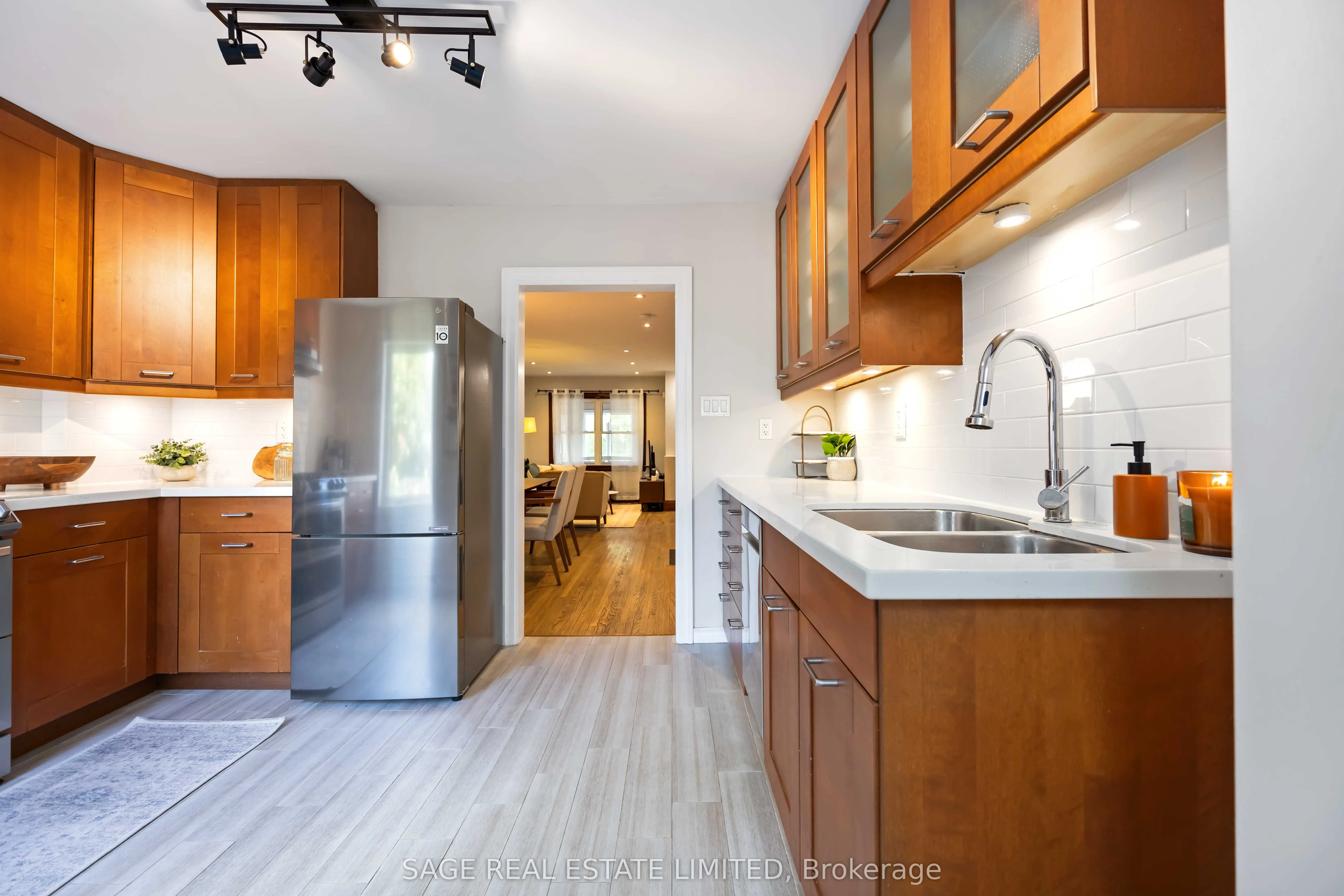 552 Victoria Park Avenue