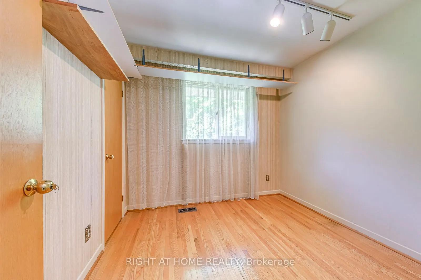 2572 Islington Avenue