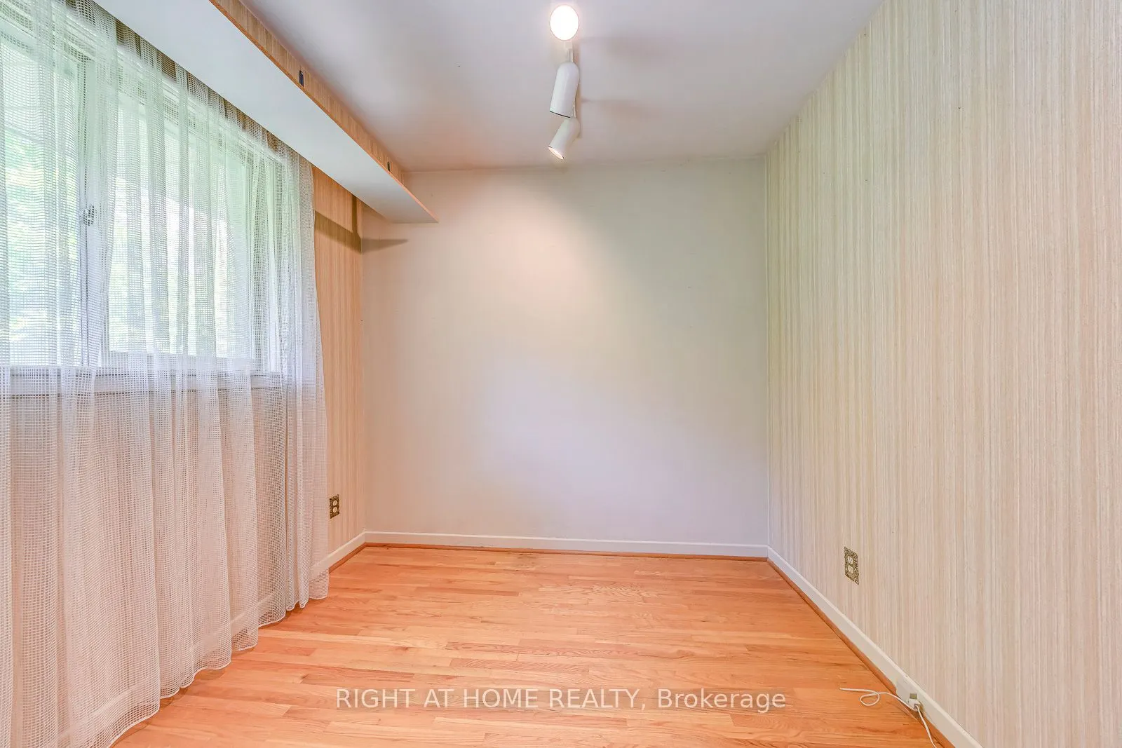 2572 Islington Avenue