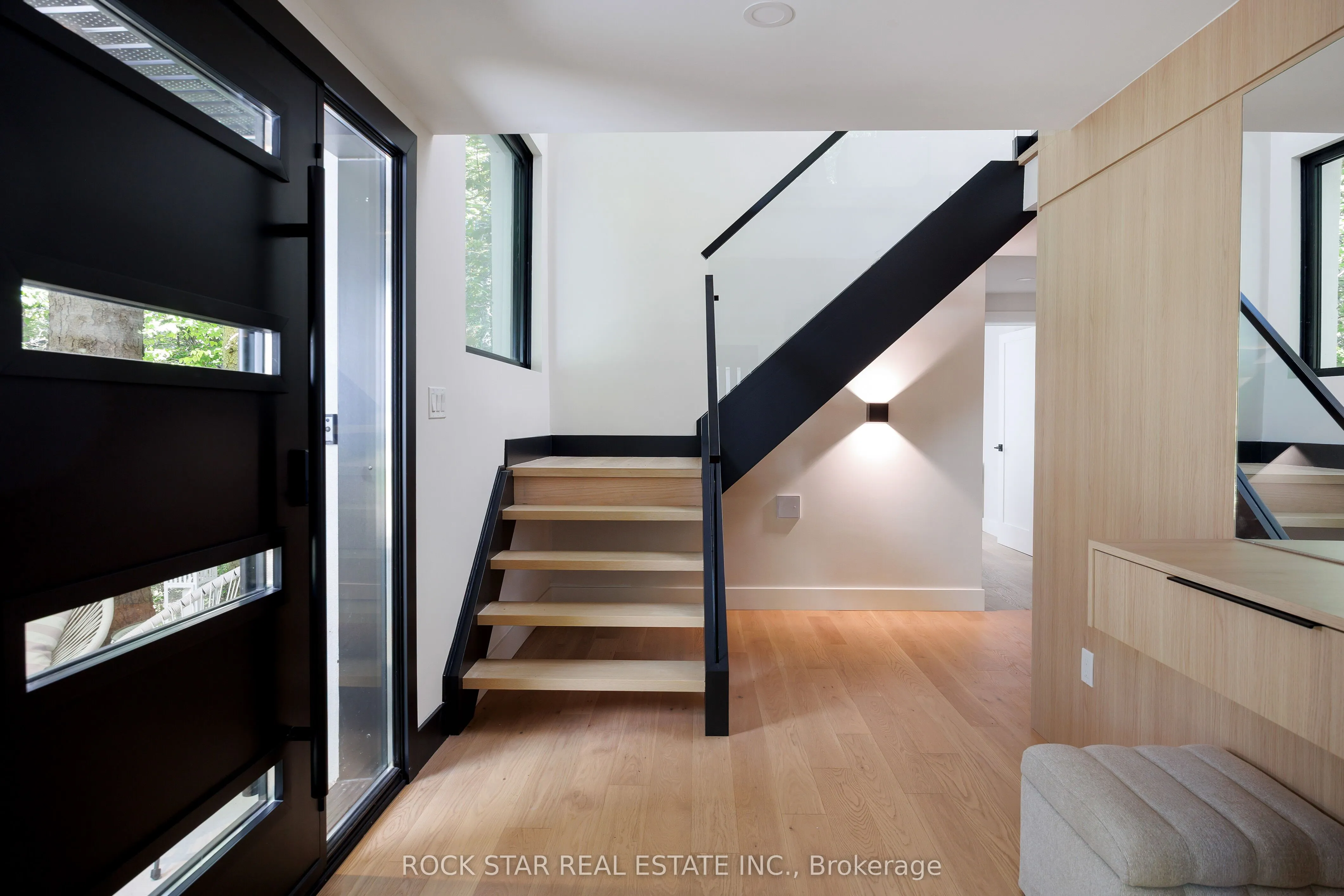 1113 GREENOAKS Drive