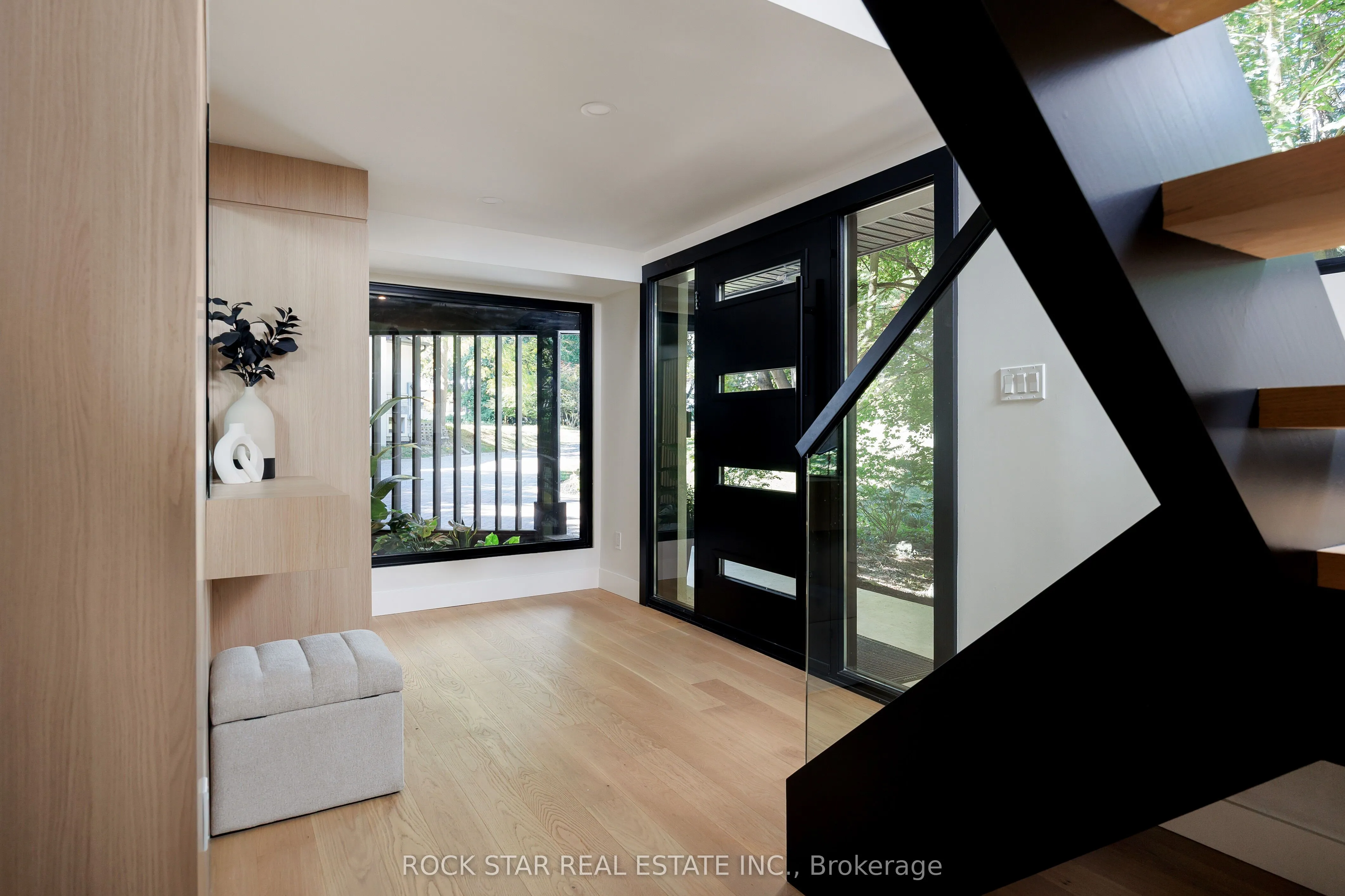 1113 GREENOAKS Drive