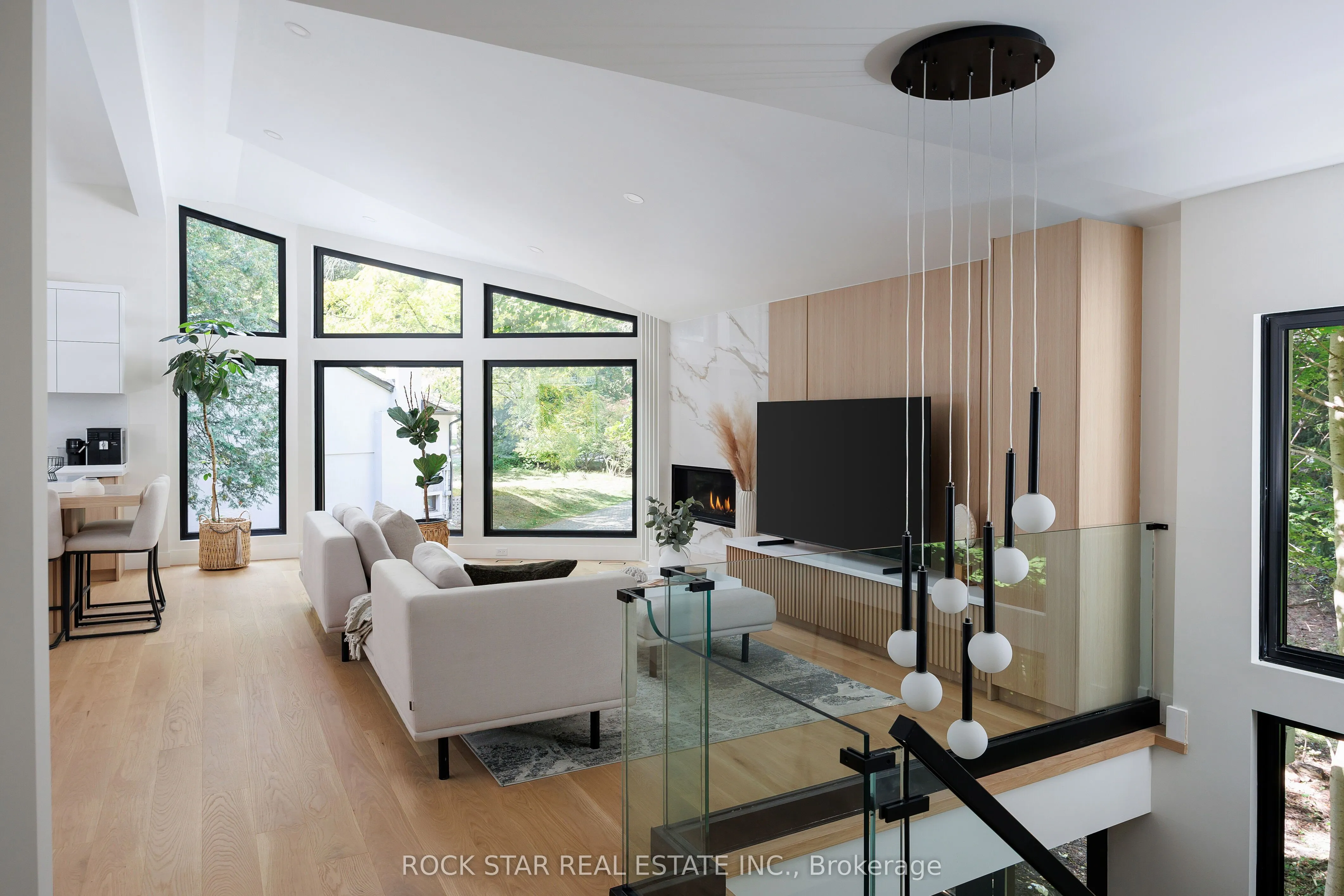 1113 GREENOAKS Drive