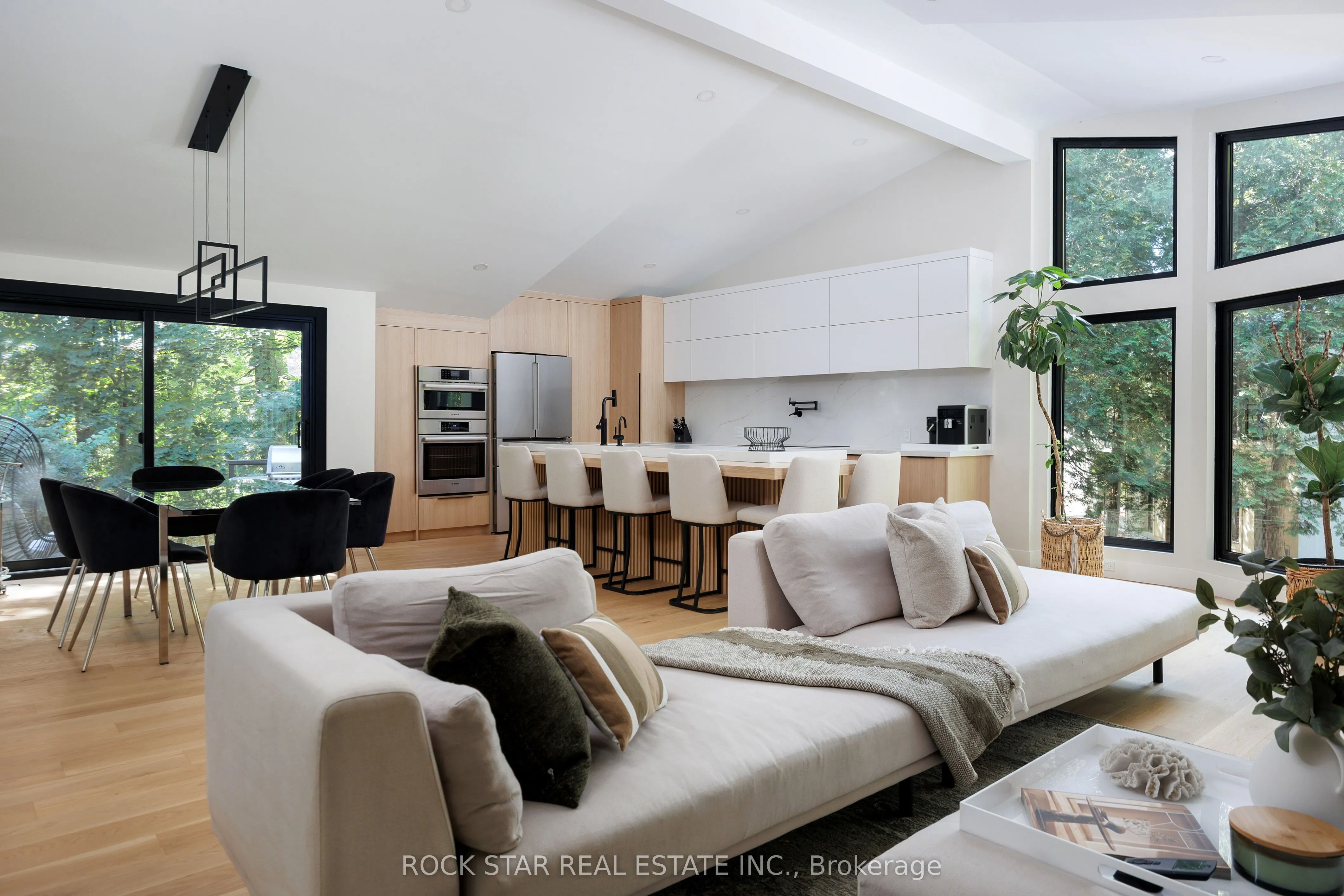 1113 GREENOAKS Drive