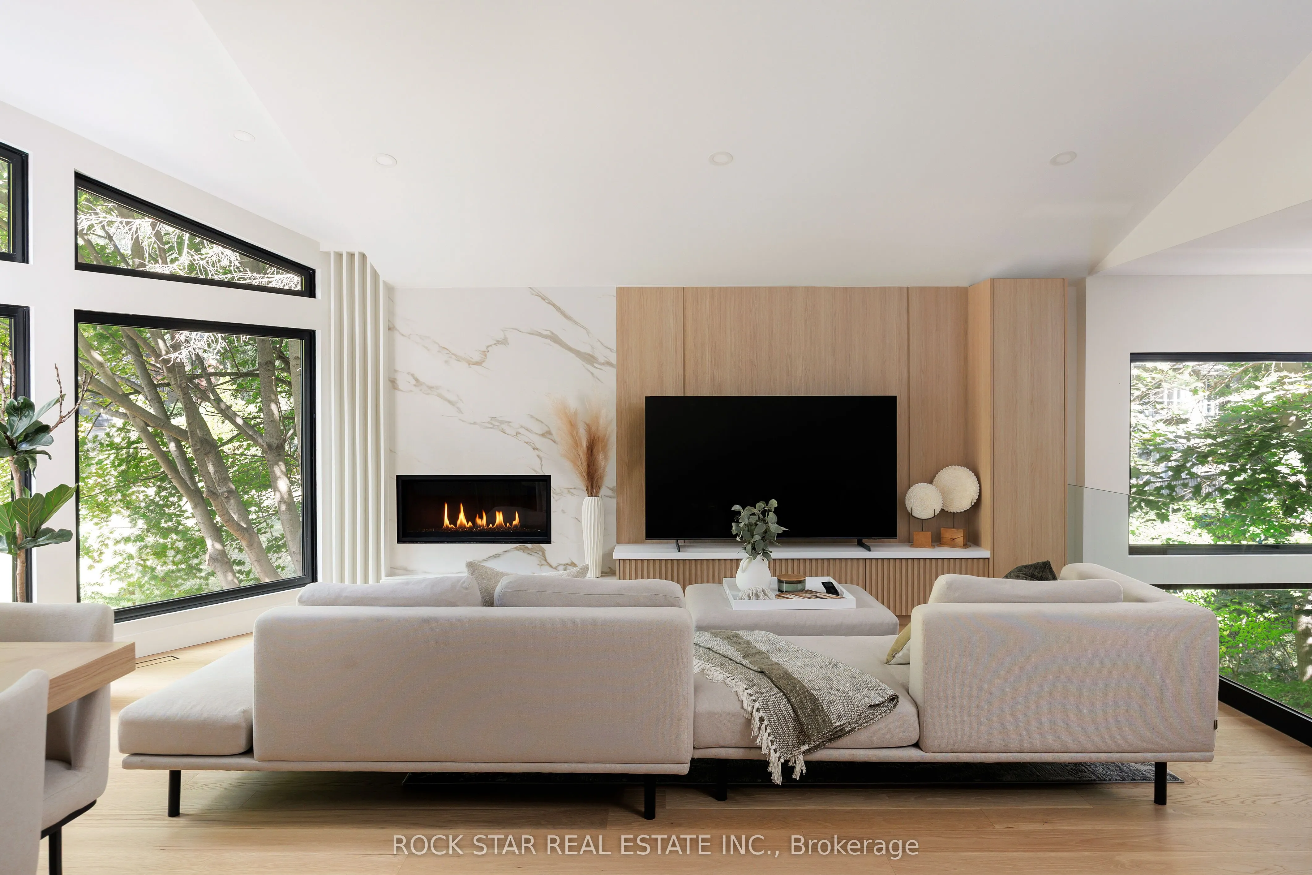 1113 GREENOAKS Drive