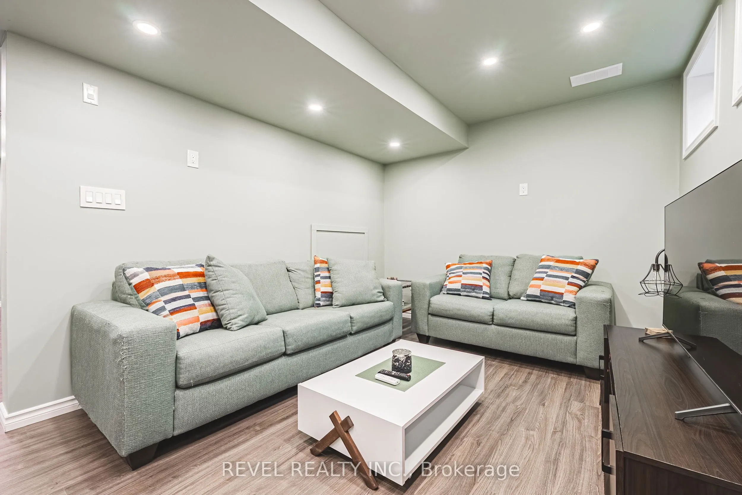 715 Ambroise Crescent