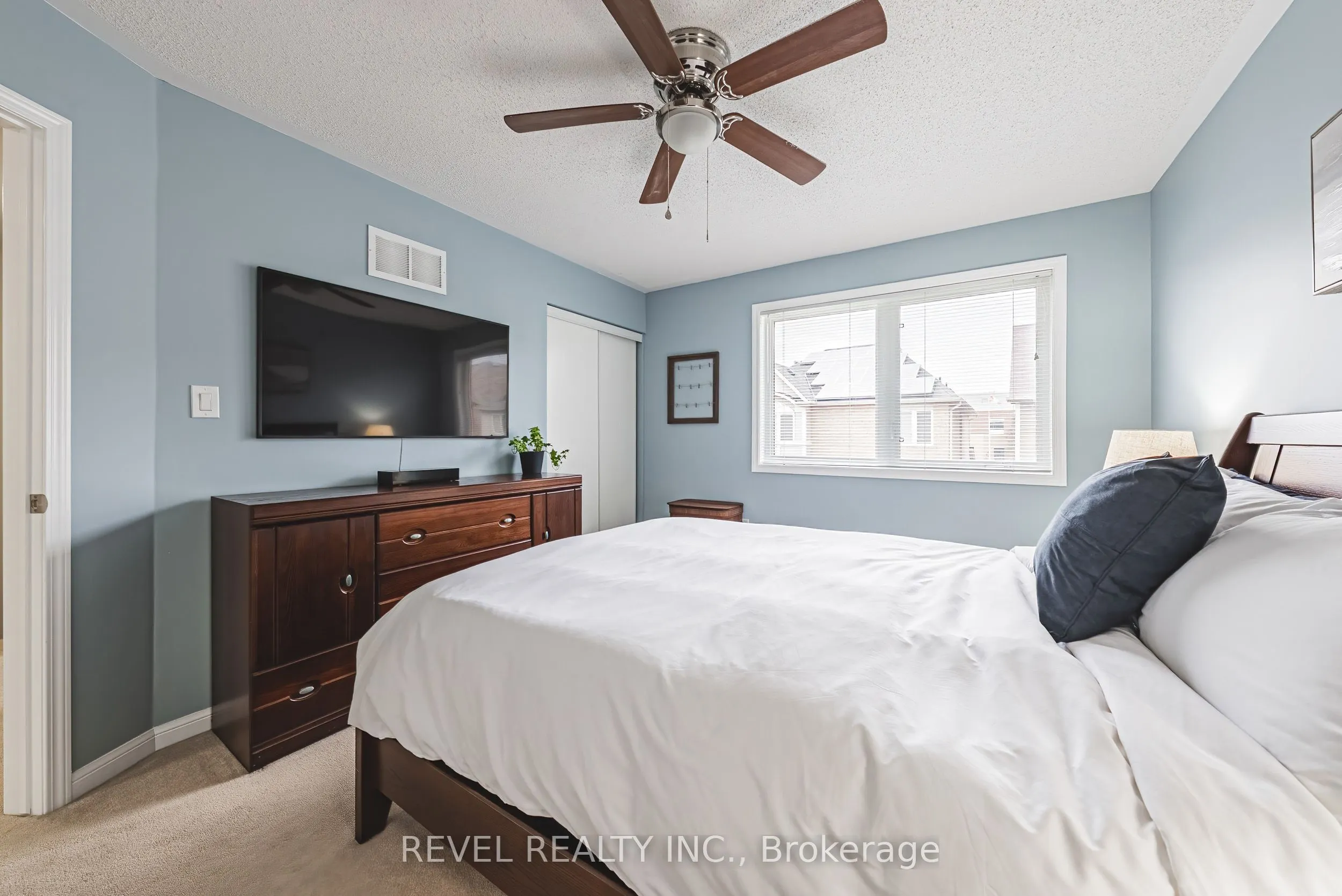 715 Ambroise Crescent