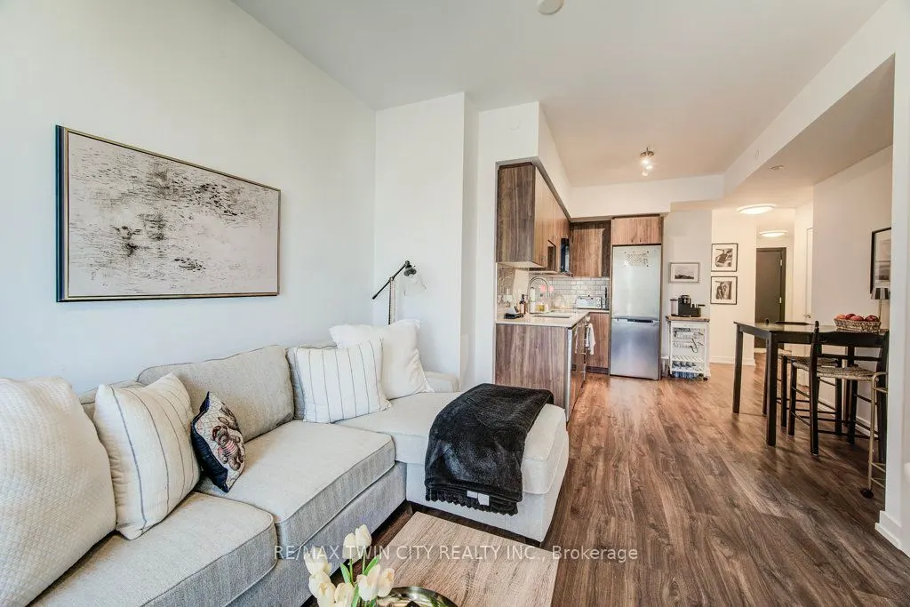 15 Wellington Street S, #904