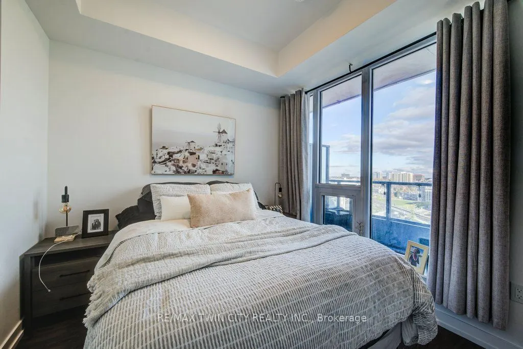 15 Wellington Street S, #904