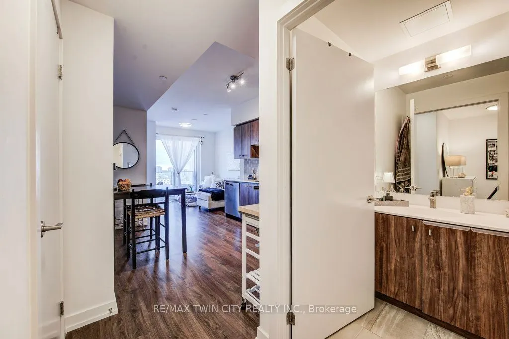 15 Wellington Street S, #904