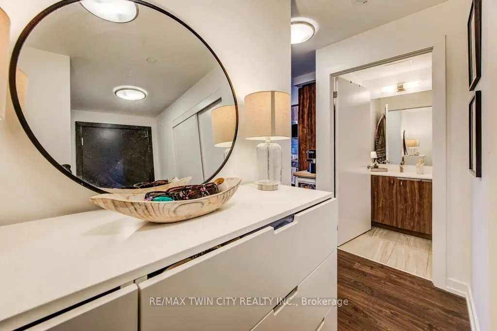 15 Wellington Street S, #904