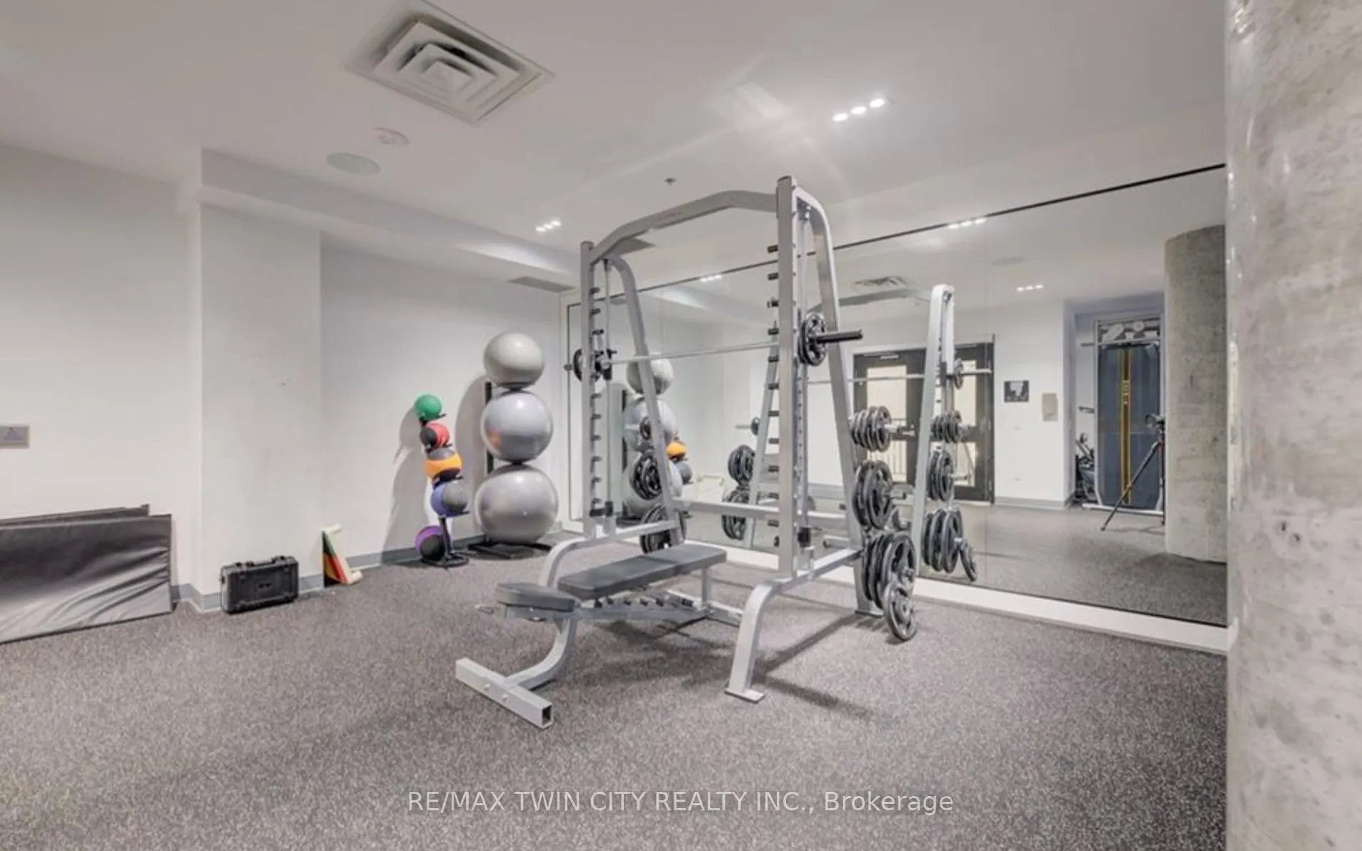 15 Wellington Street S, #904