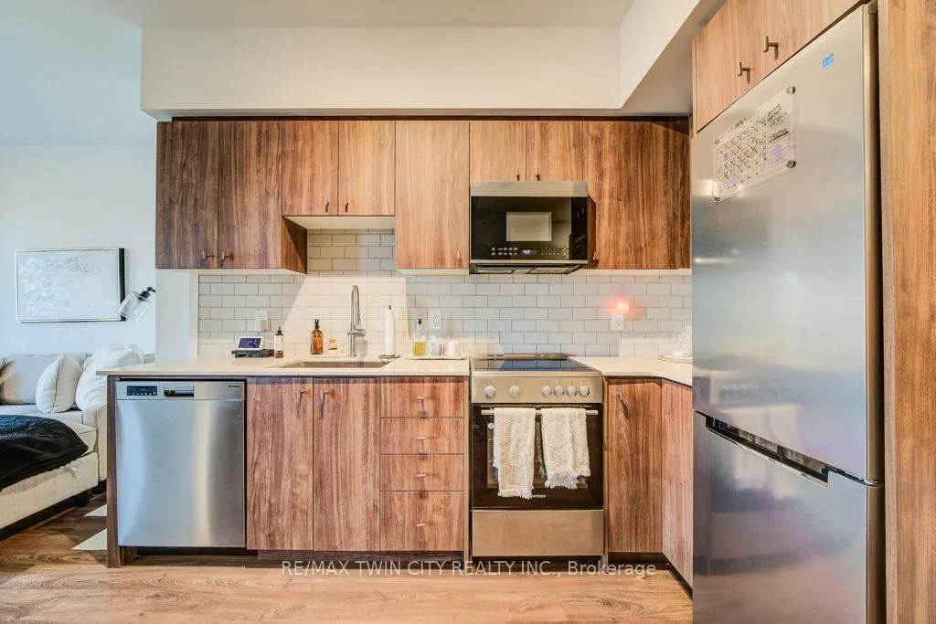 15 Wellington Street S, #904