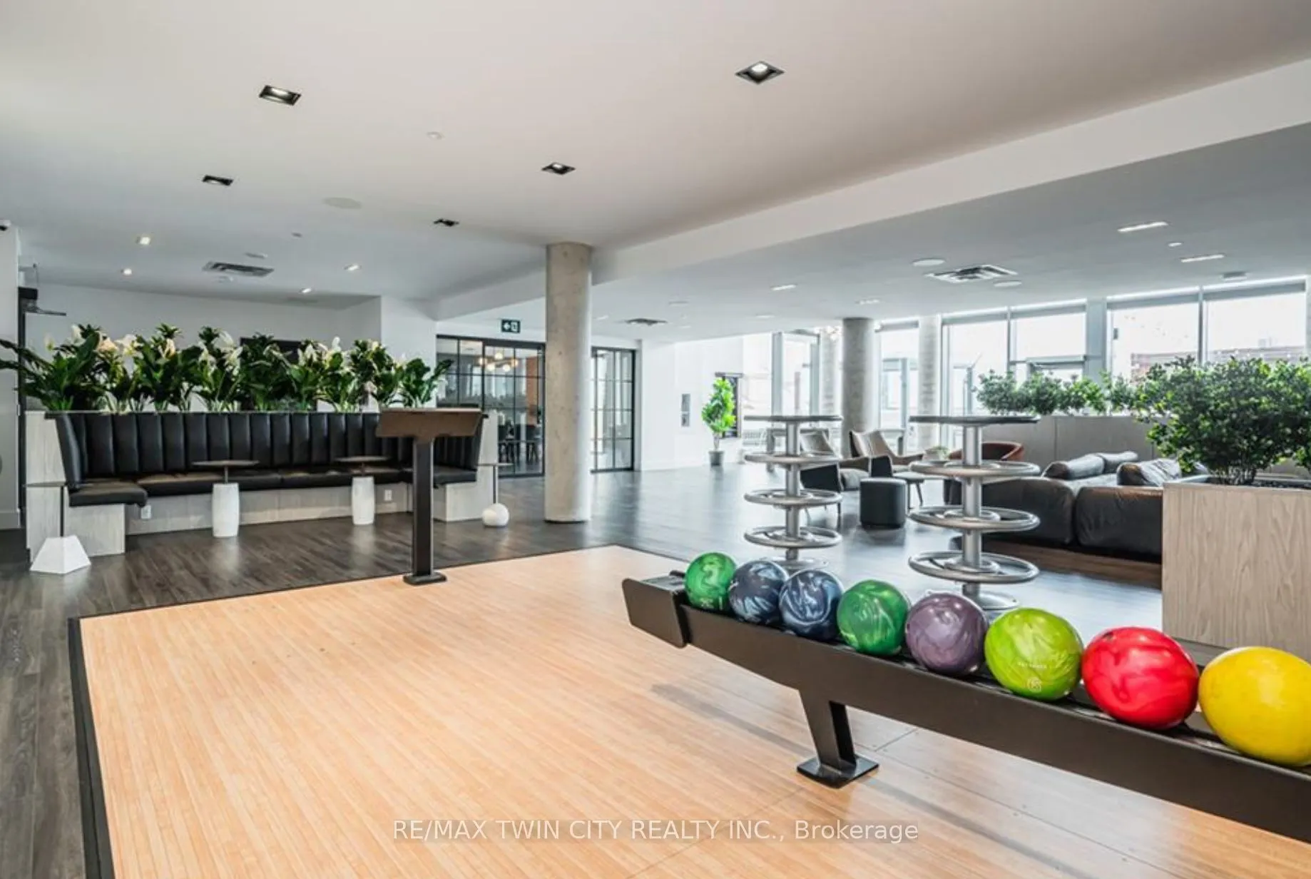 15 Wellington Street S, #904