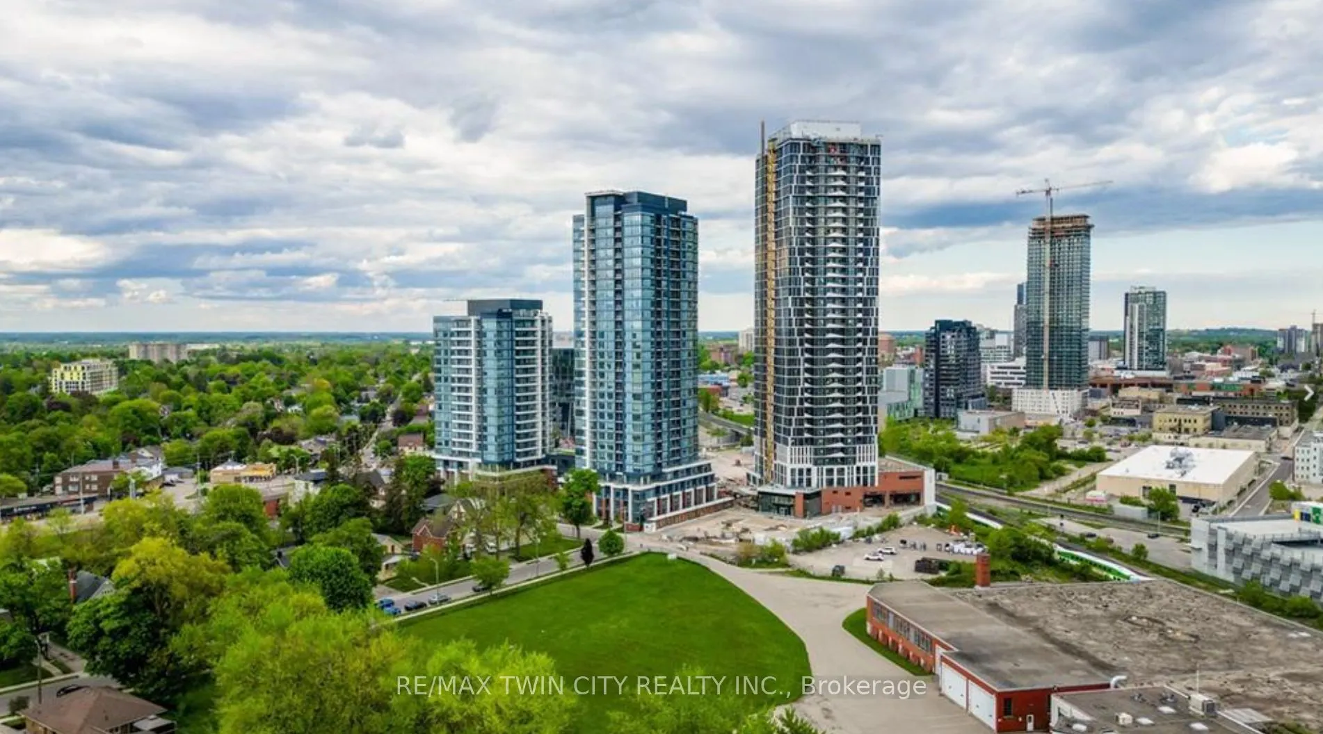 15 Wellington Street S, #904