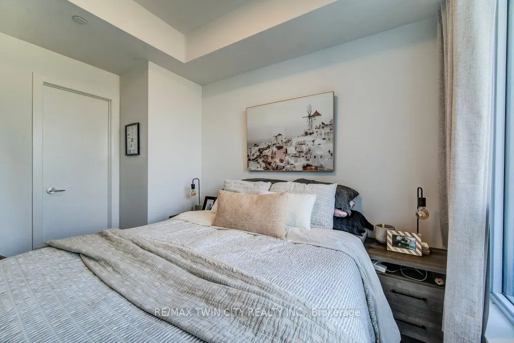 15 Wellington Street S, #904