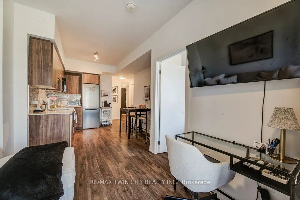 15 Wellington Street S, #904