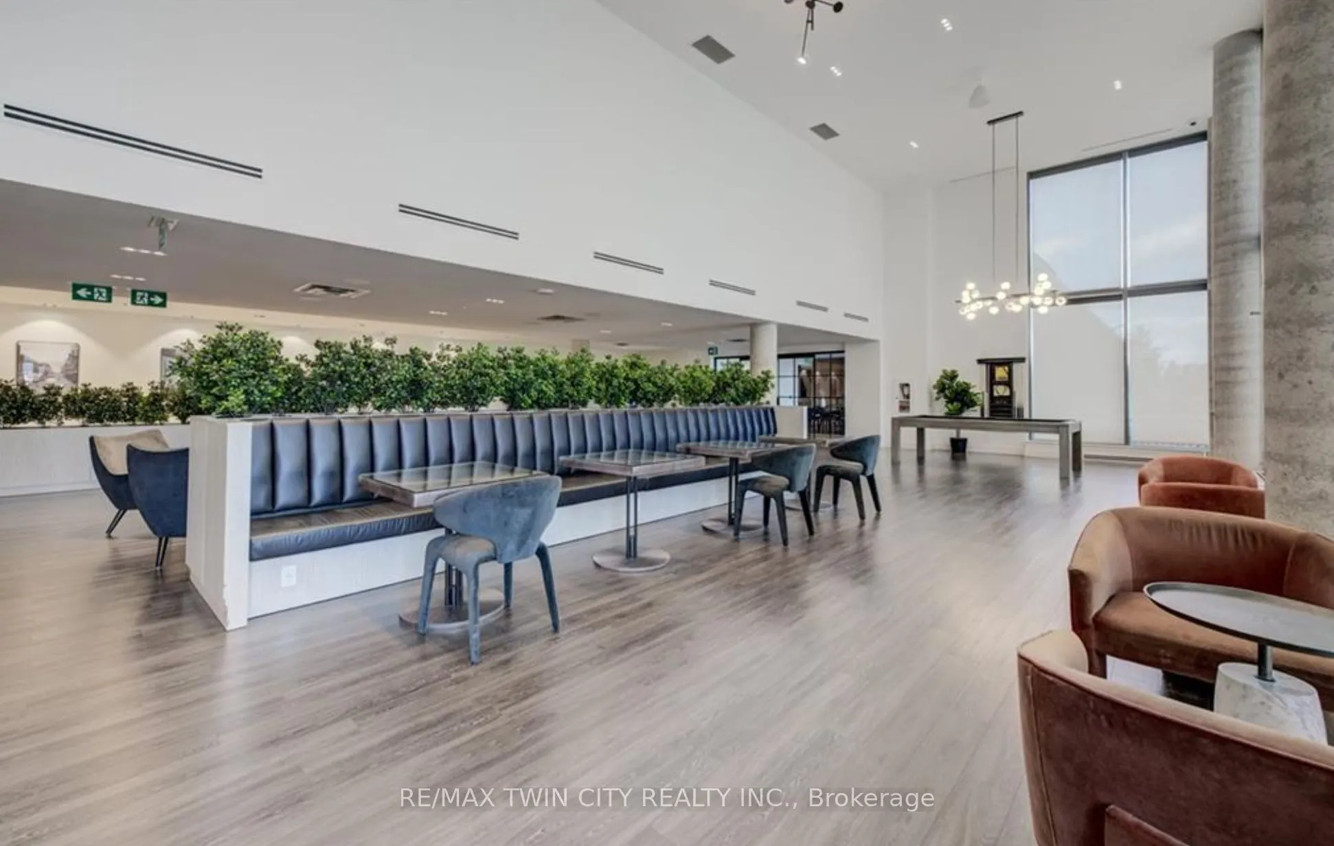 15 Wellington Street S, #904