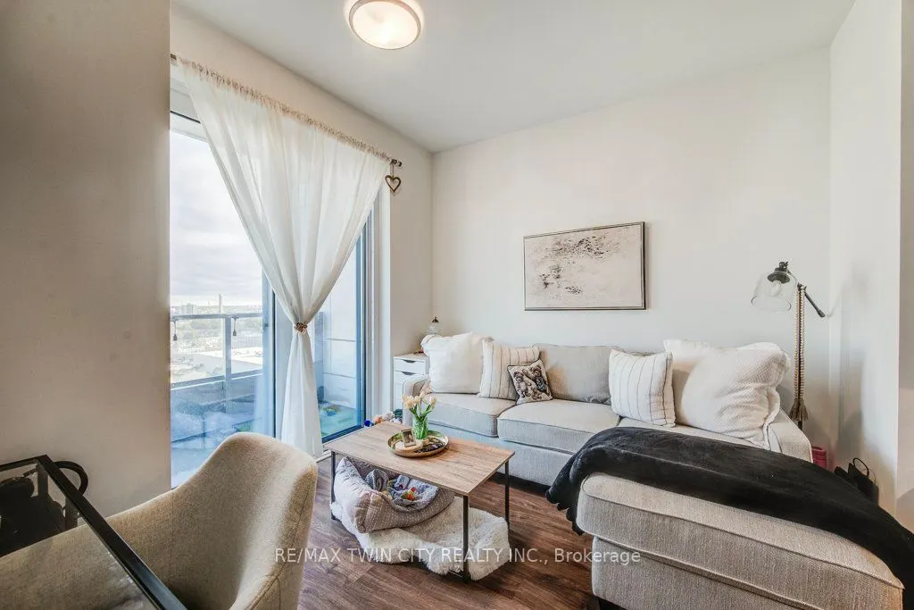 15 Wellington Street S, #904