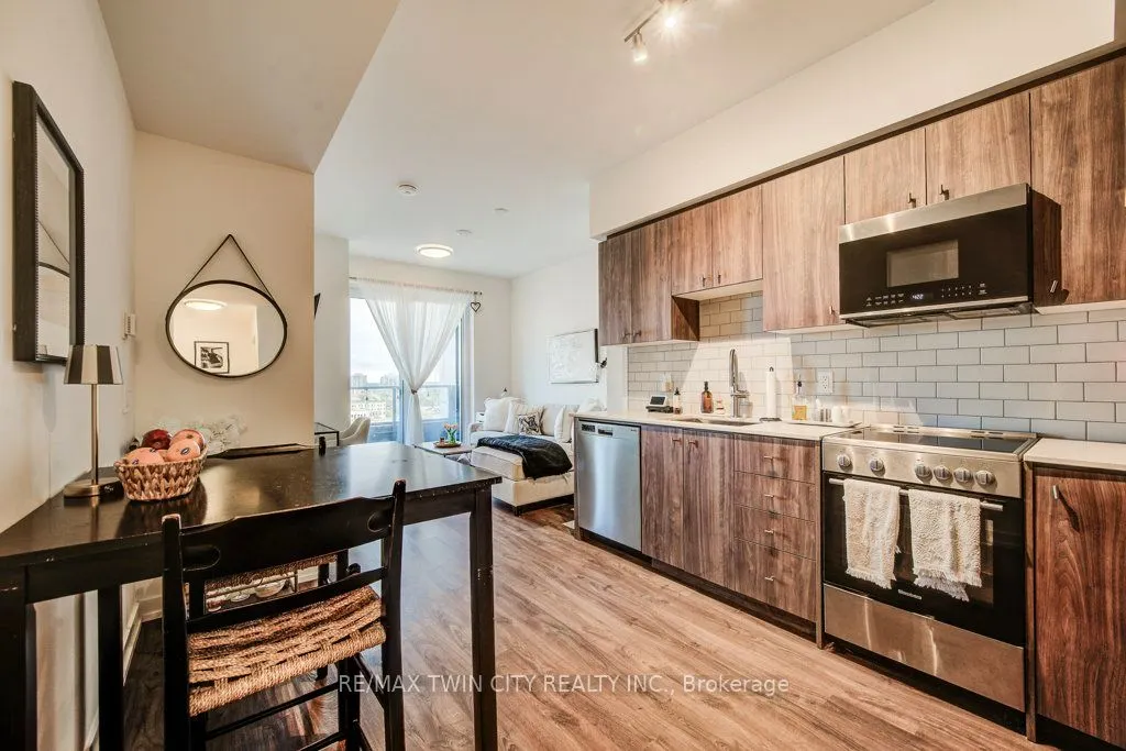 15 Wellington Street S, #904