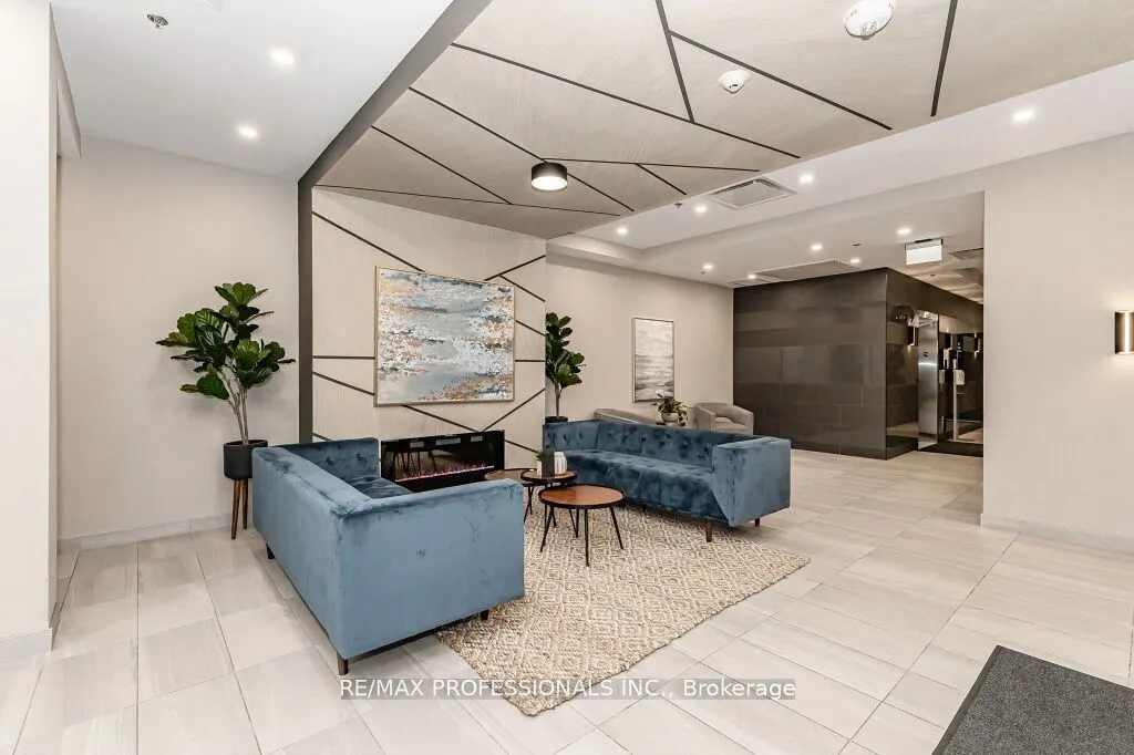 60 Charles Street W, #903