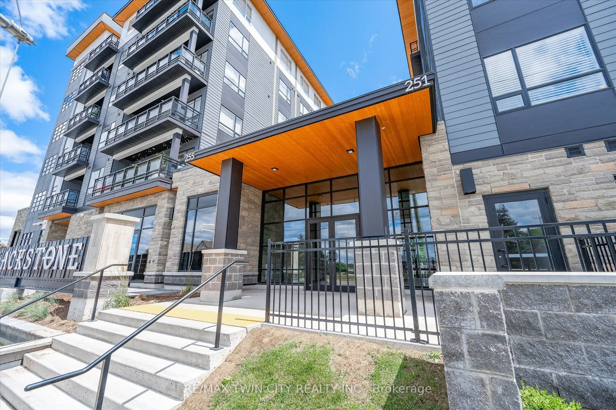 251 NORTHFIELD Drive E, #609