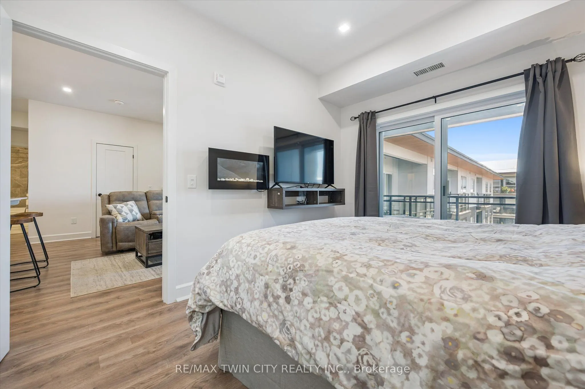 251 NORTHFIELD Drive E, #609