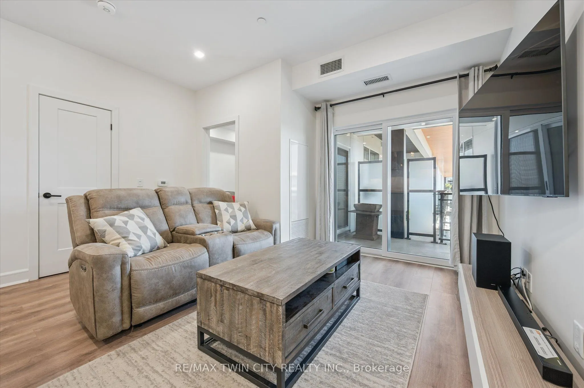 251 NORTHFIELD Drive E, #609