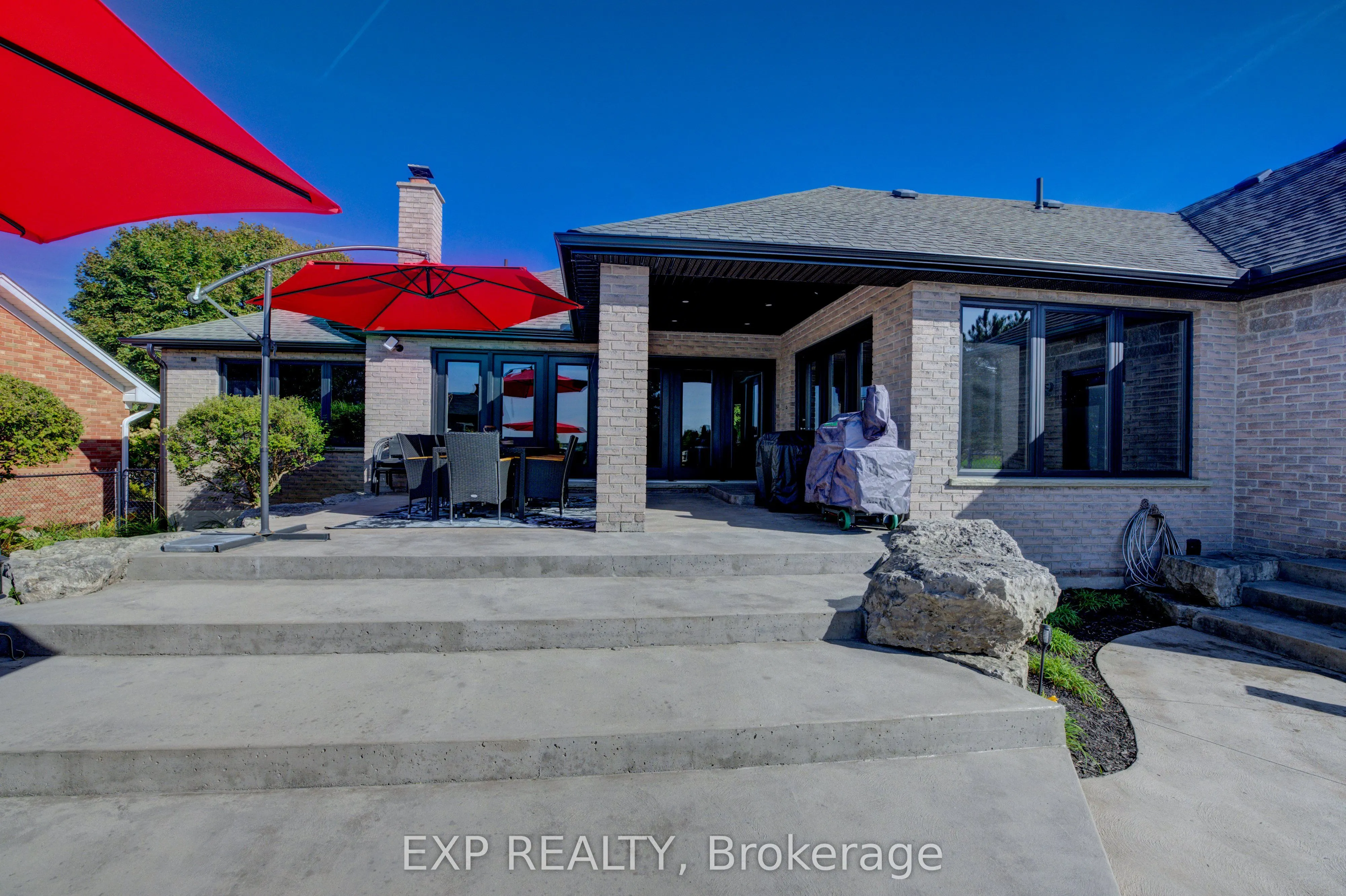 28 Musselman Crescent