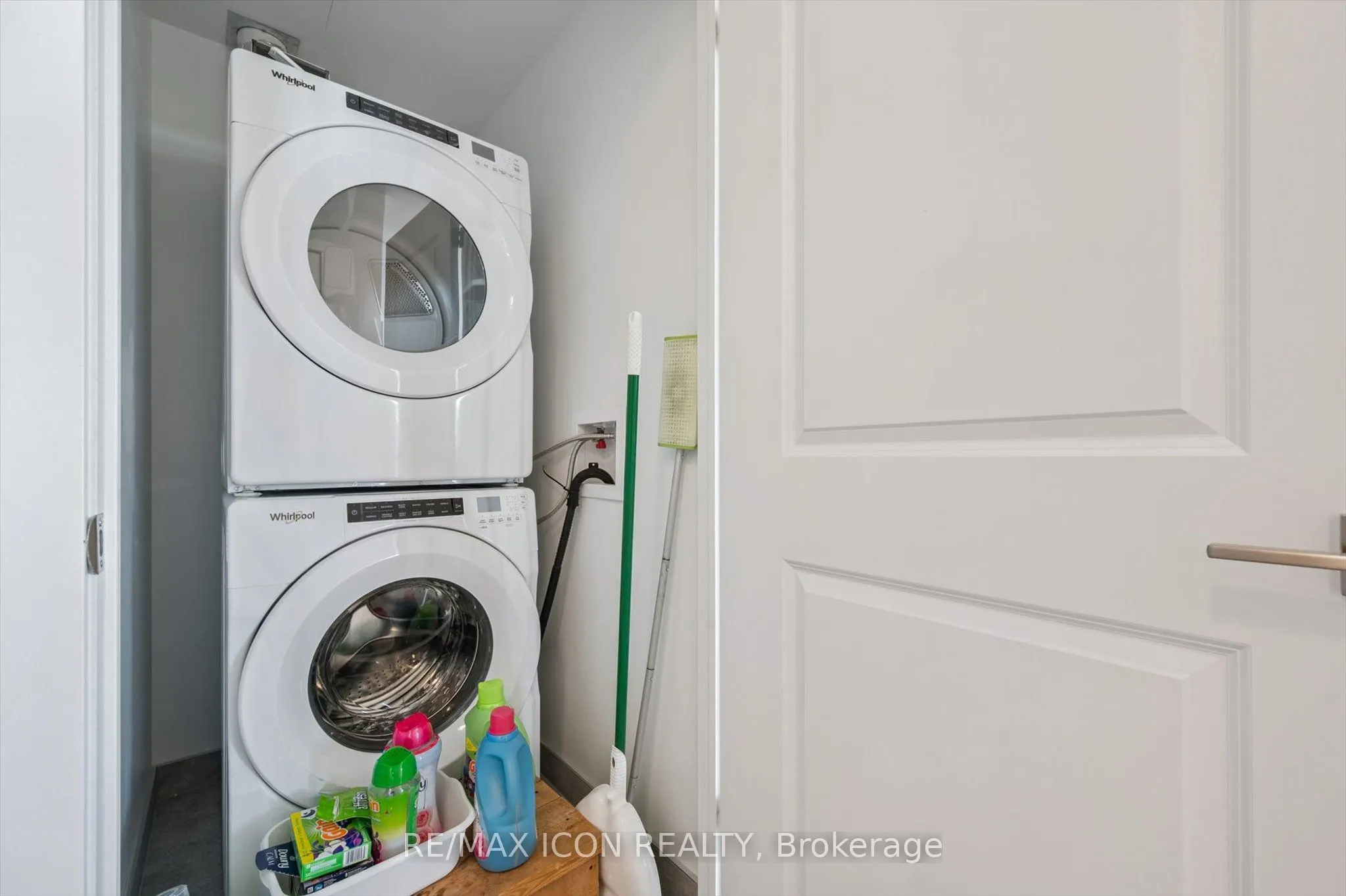 15 Glebe Street, #902